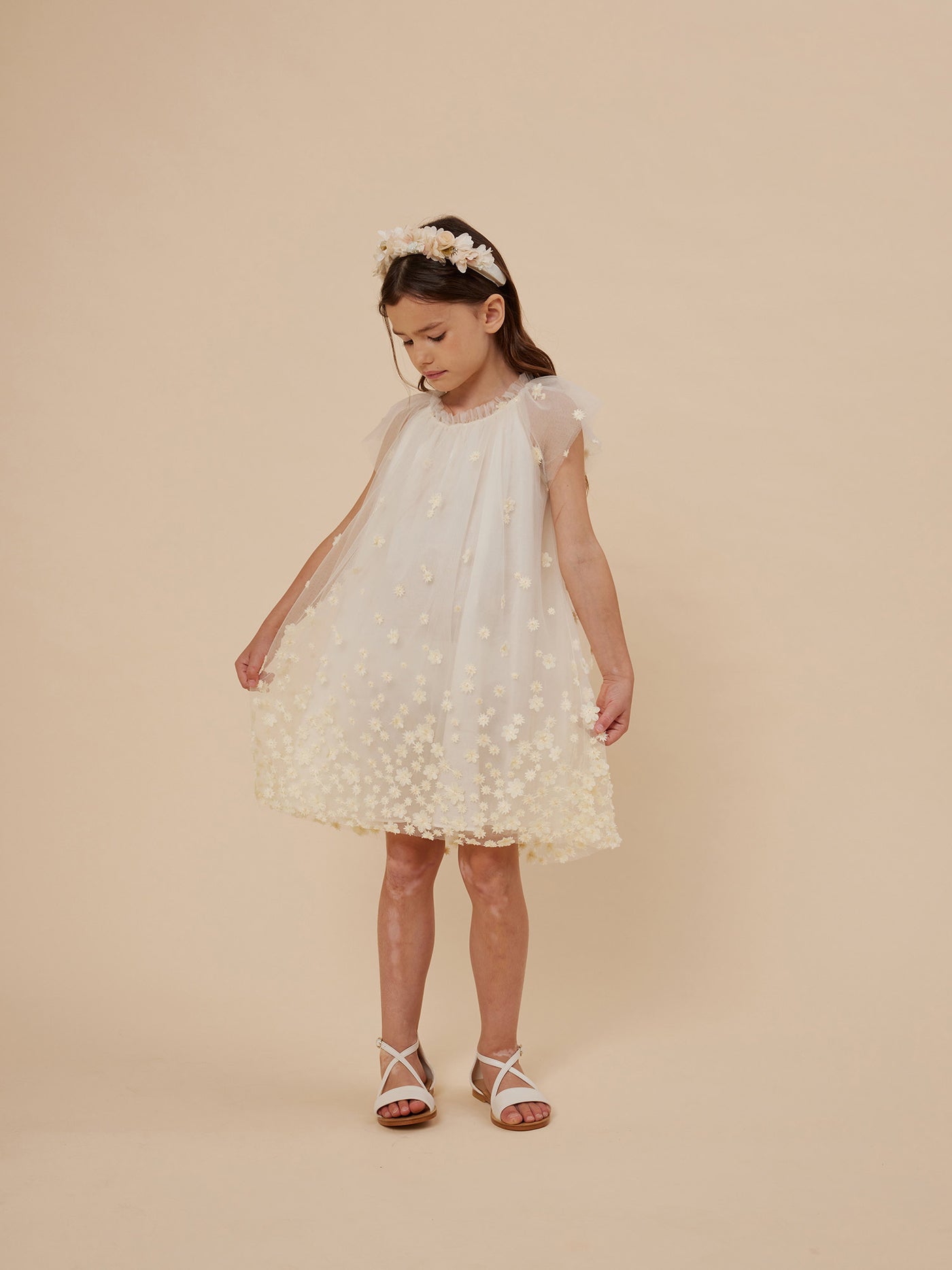 Verano 2024 look con vestido de tul de niña