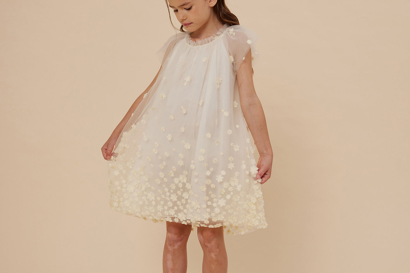 Verano 2024 look con vestido de tul de niña