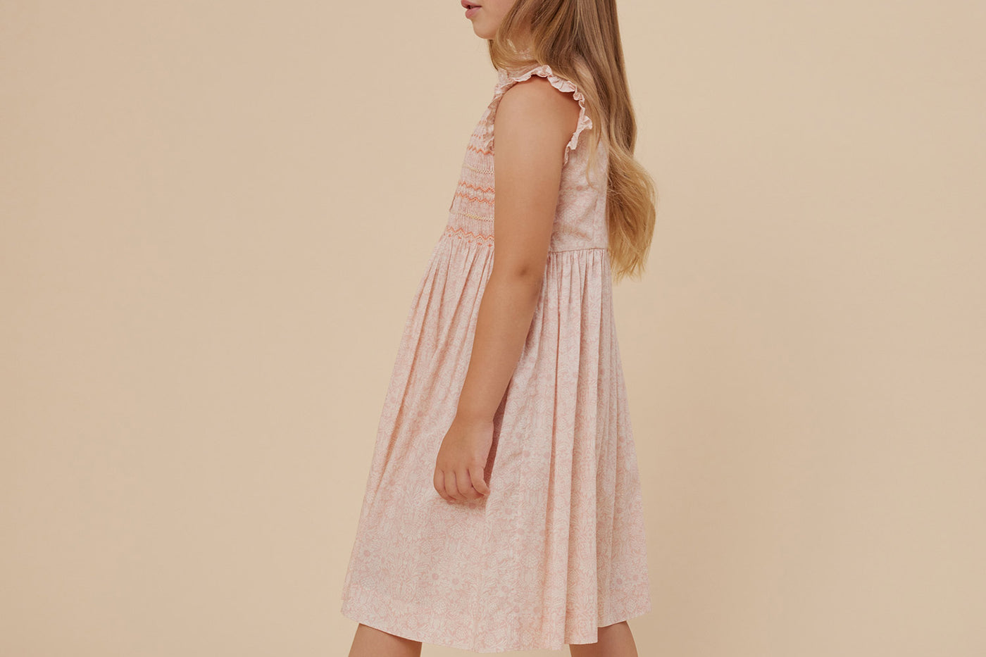 Verano 2024 look con vestido de tejido Liberty de niña