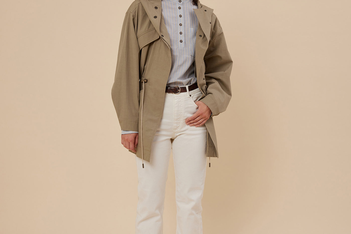 Verano 2024 look con chaqueta de nailon reciclado de mujer
