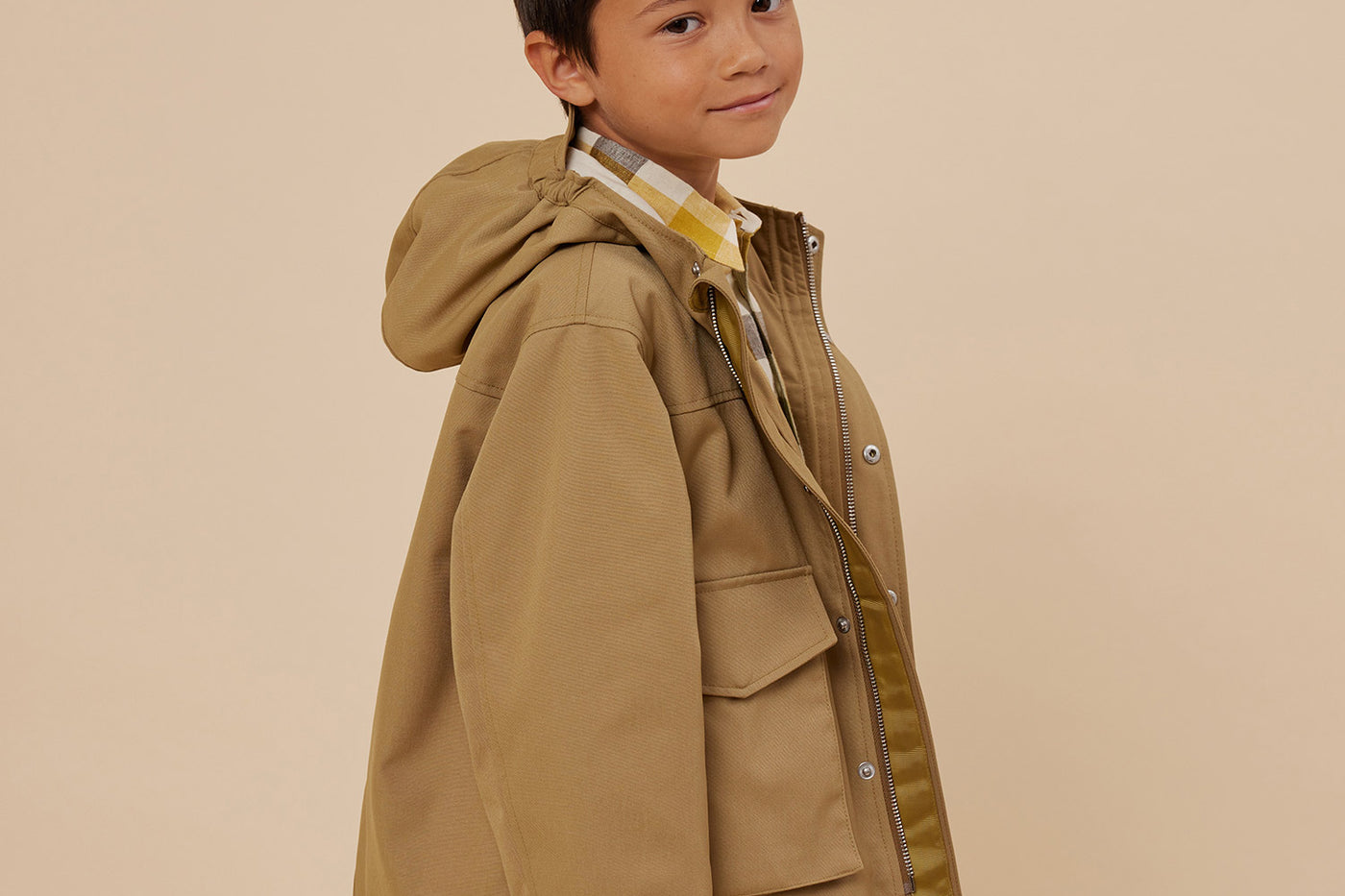 Verano 2024 look con parka marrón cálido de niño