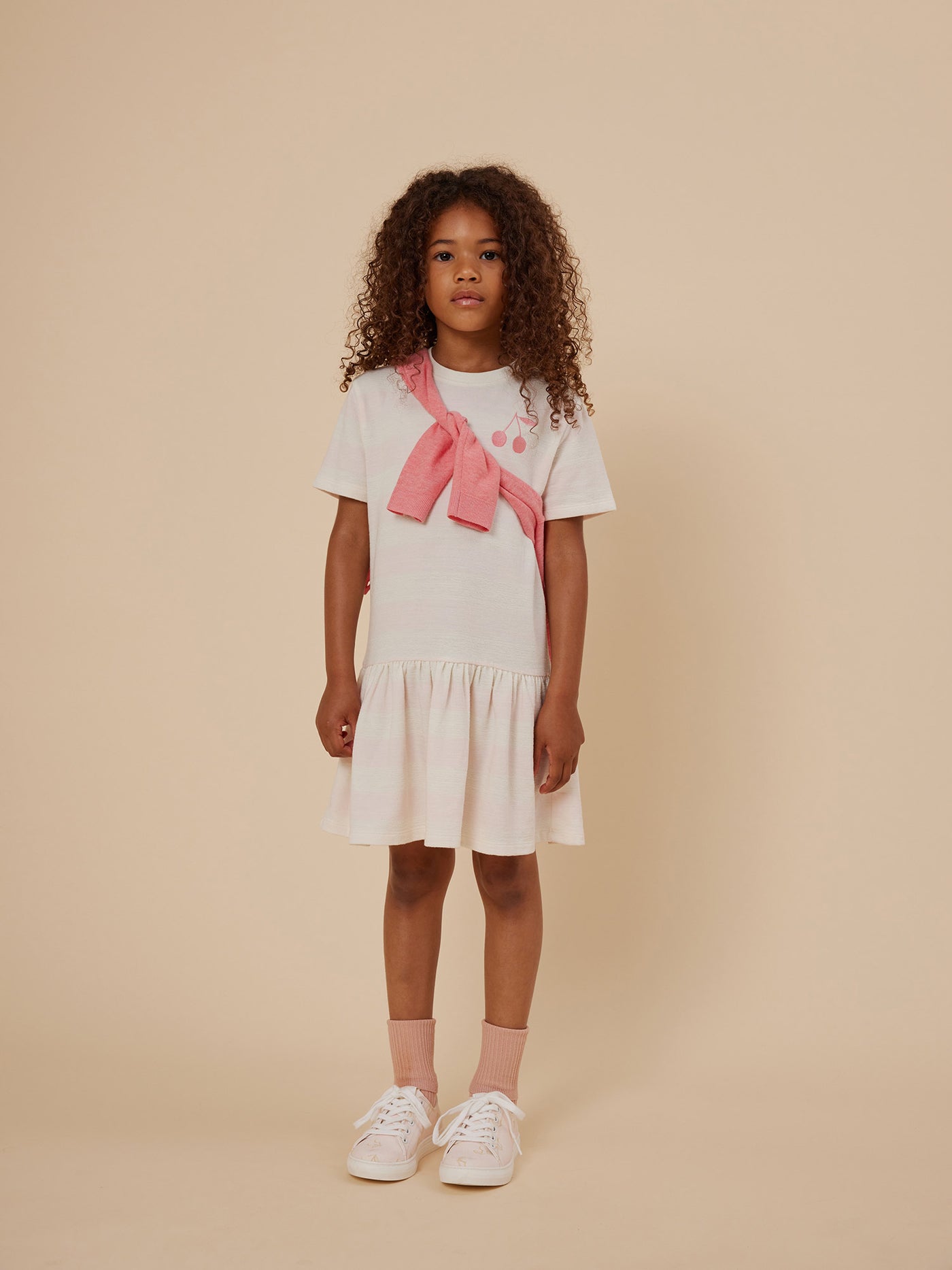 Verano 2024 look con vestido de rayas rosa claro de niña