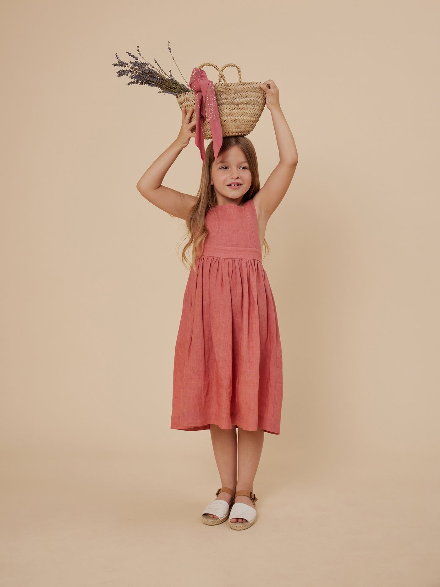 Verano 2024 look con vestido con espalda cruzada de lino de niña