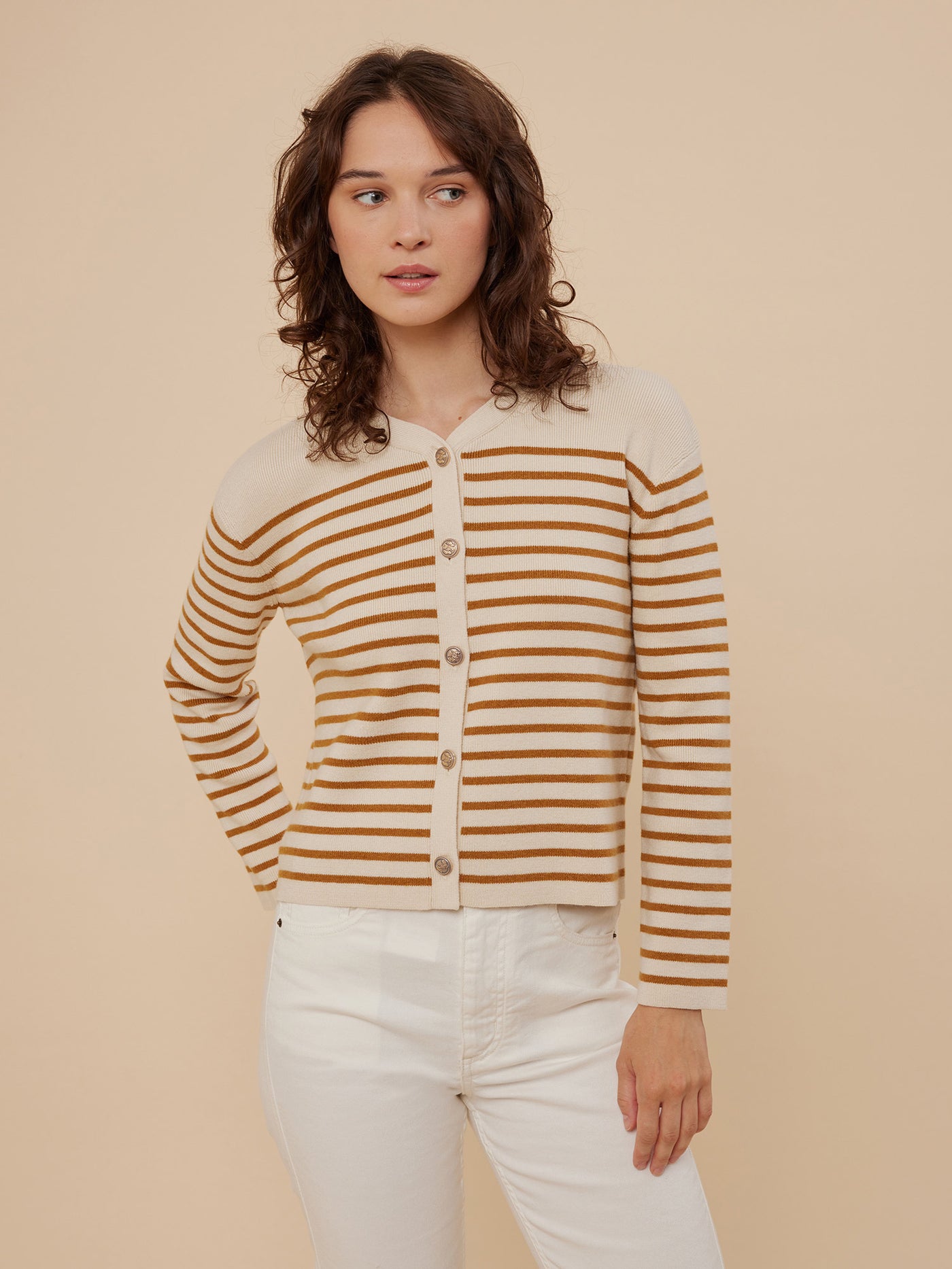 Verano 2024 look con cárdigan de rayas de mujer