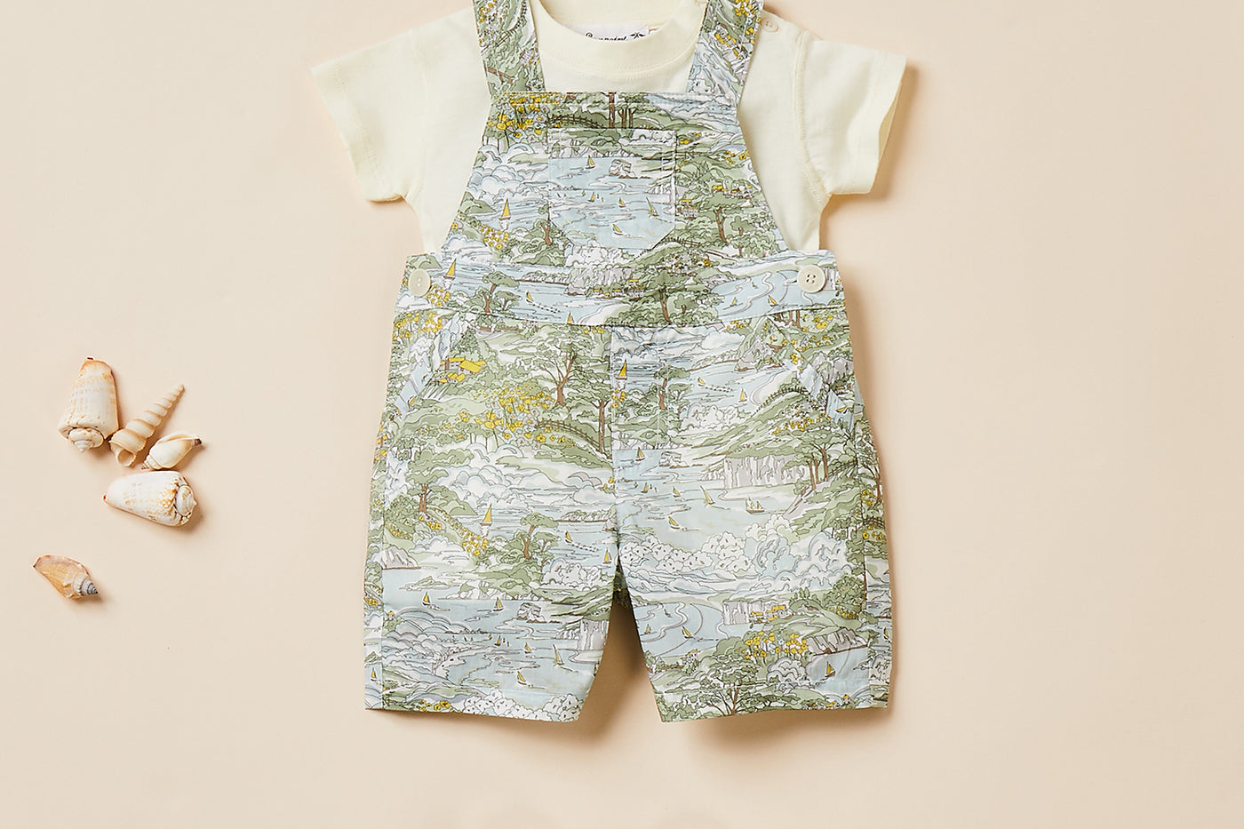 Verano 2024 look con peto estampado de bebé niño