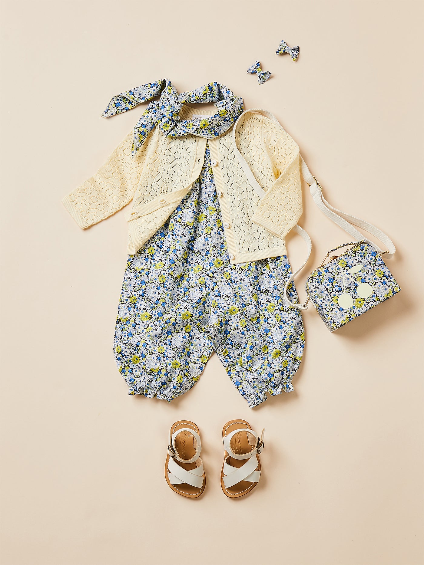 Verano 2024 look con peto de tejido Liberty de bebé niña