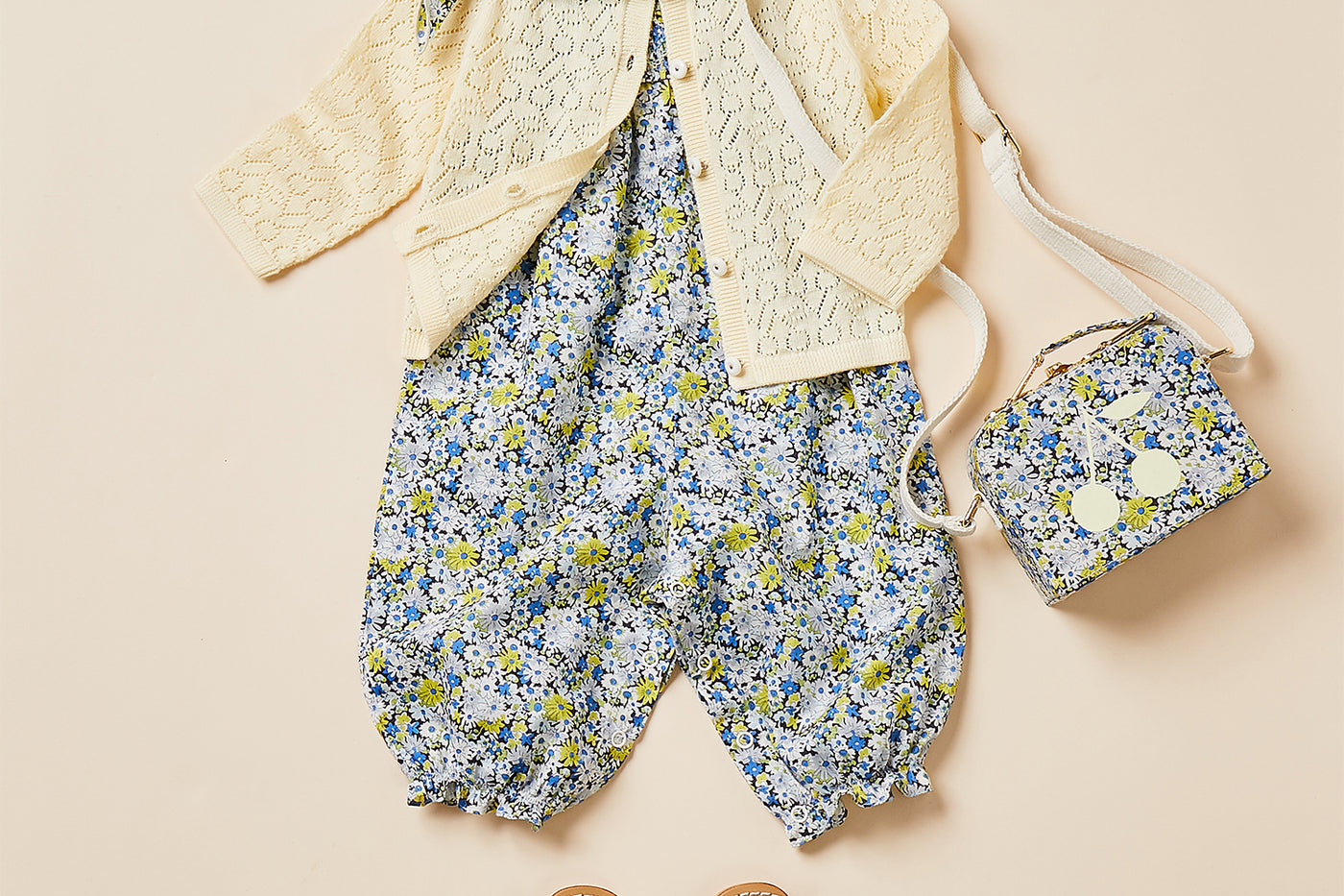 Verano 2024 look con peto de tejido Liberty de bebé niña