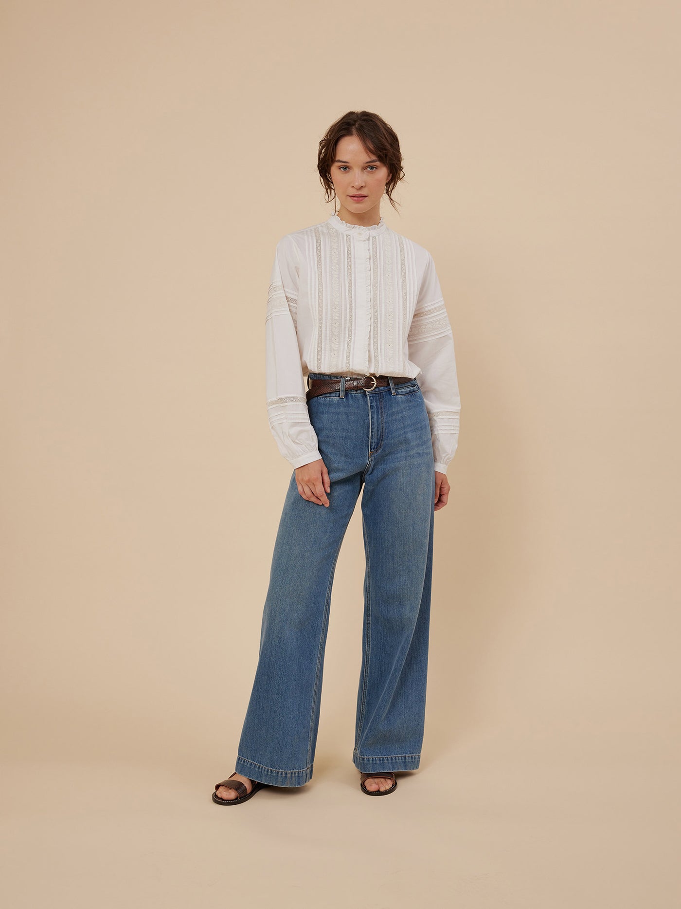 Verano 2024 look con camisa blanca de mujer