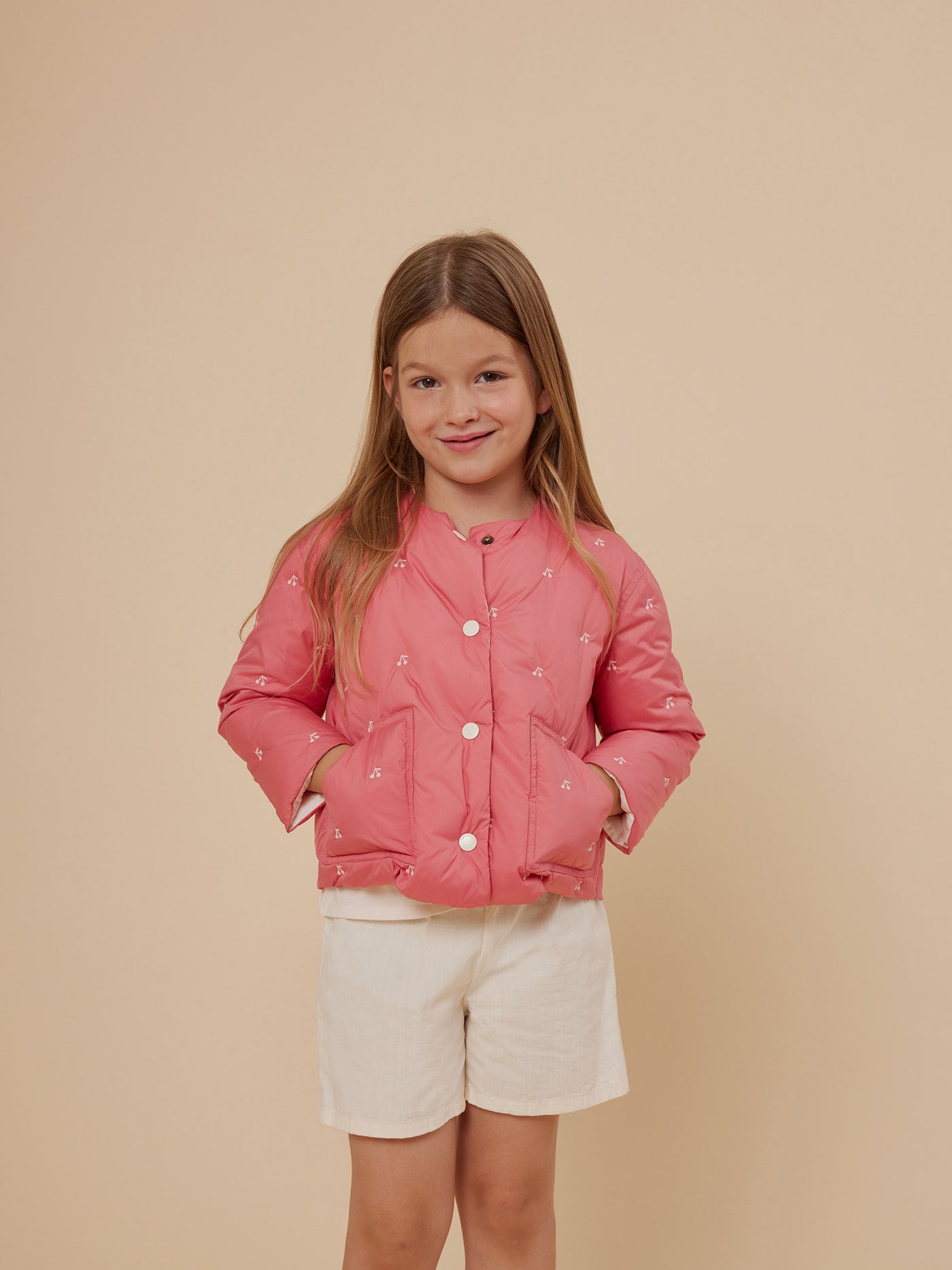 Verano 2024 look con chaqueta acolchada con cerezas de niña