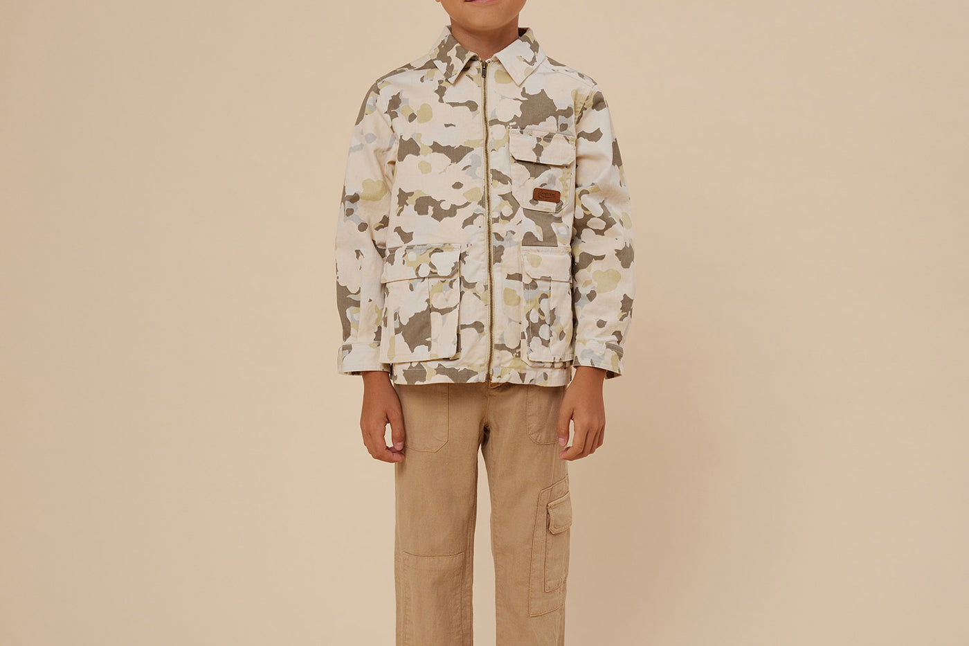 Verano 2024 look con chaqueta arena de niño