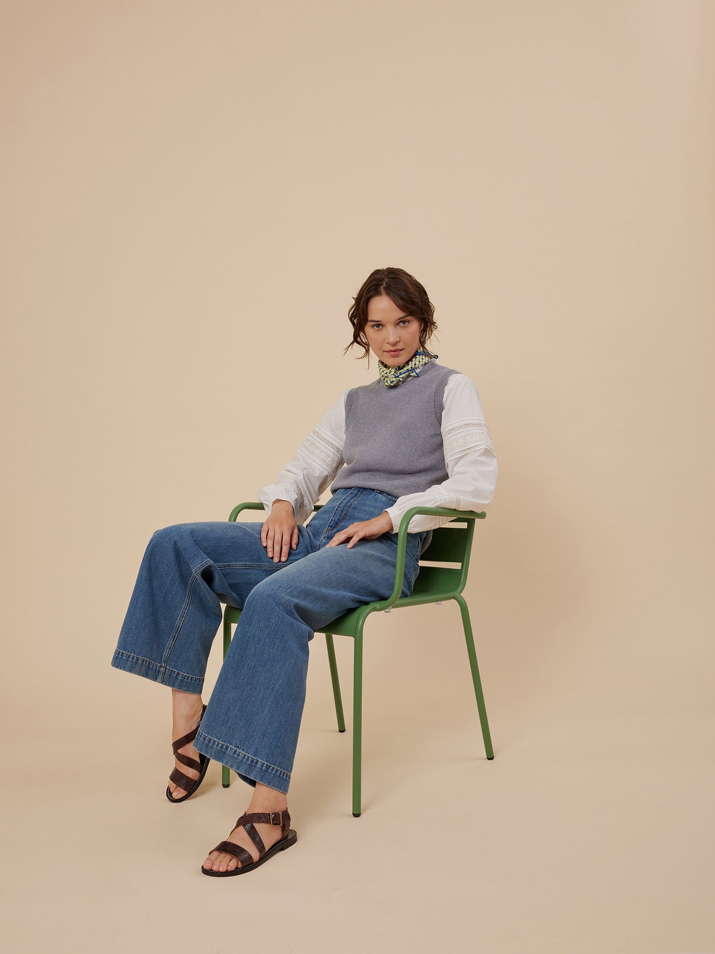 Verano 2024 look con chaleco de punto de mujer