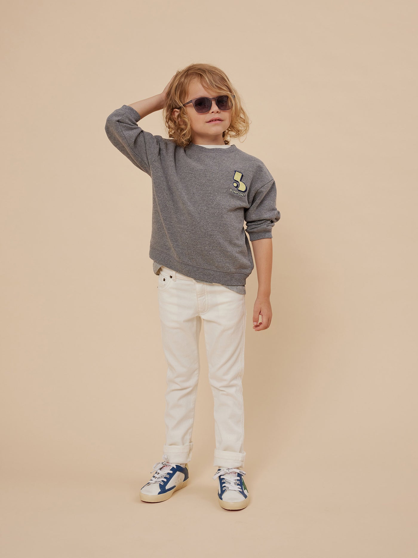 Verano 2024 look con sudadera gris jaspeada de niño