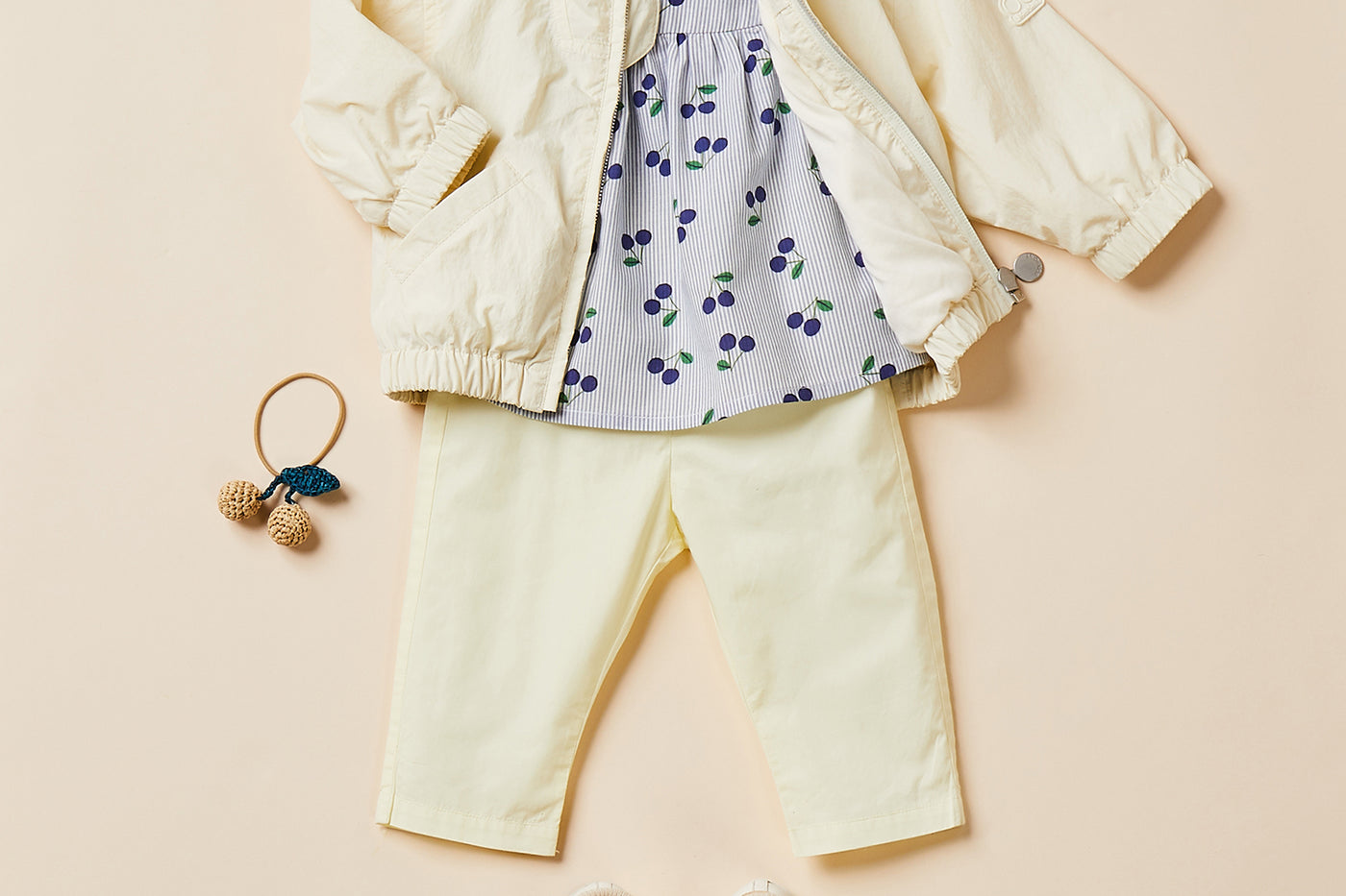 Verano 2024 look con impermeable amarillo de bebé niña