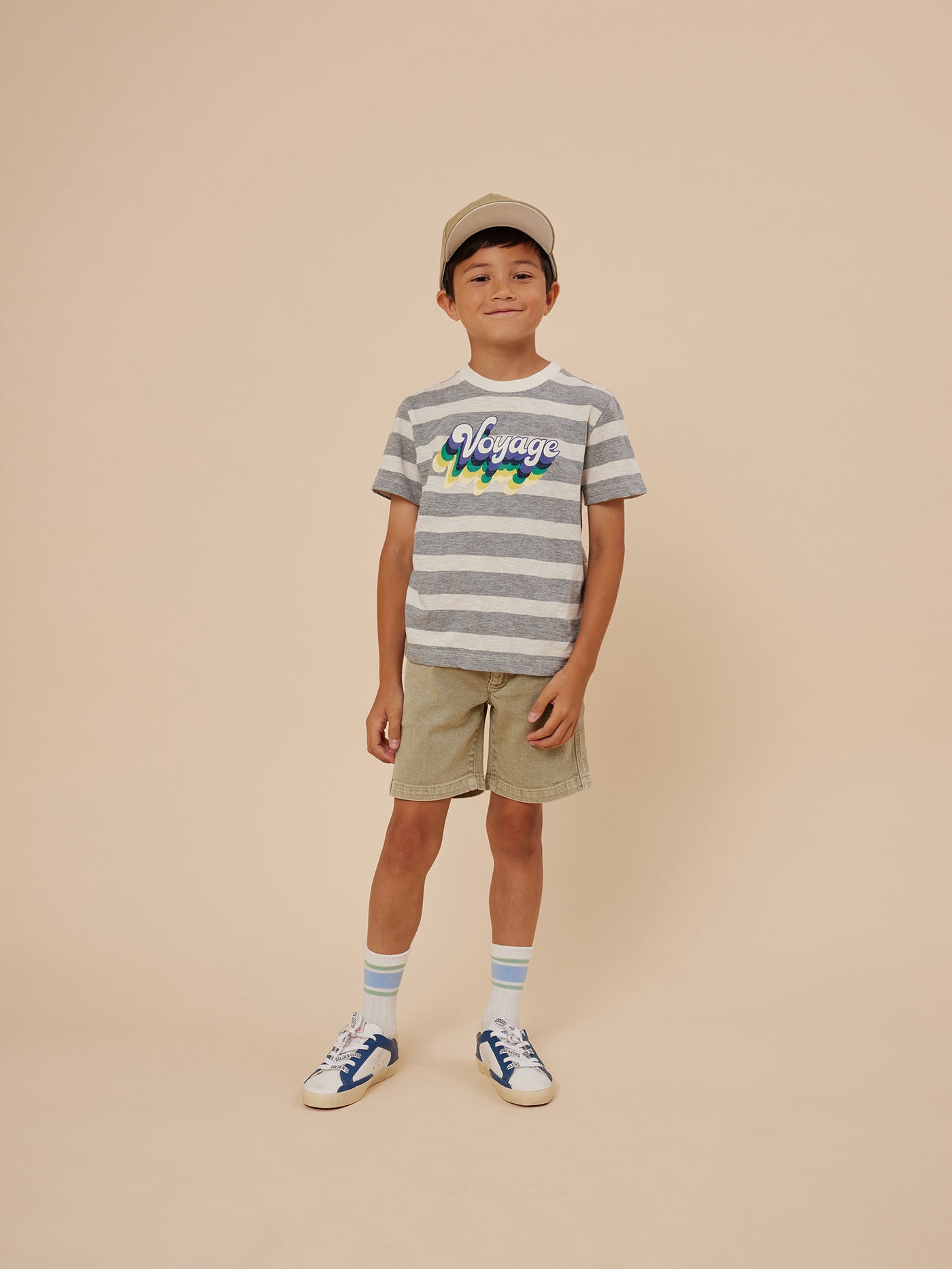 Verano 2024 look con camiseta de rayas de niño