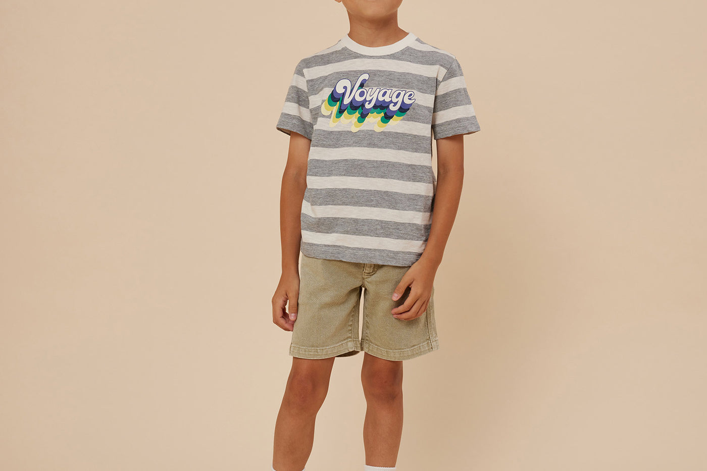 Verano 2024 look con camiseta de rayas de niño