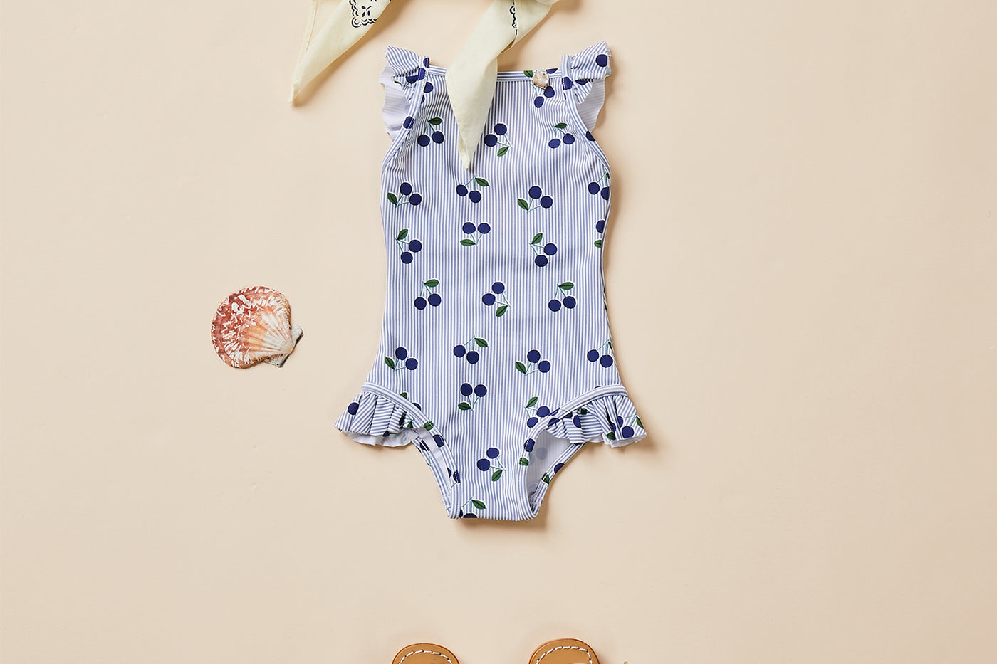 Verano 2024 look con bañador con volantes de bebé niña