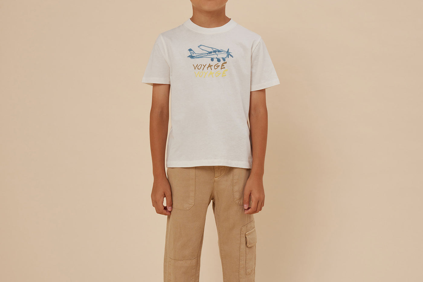 Verano 2024 look con camiseta color blanco roto de niño