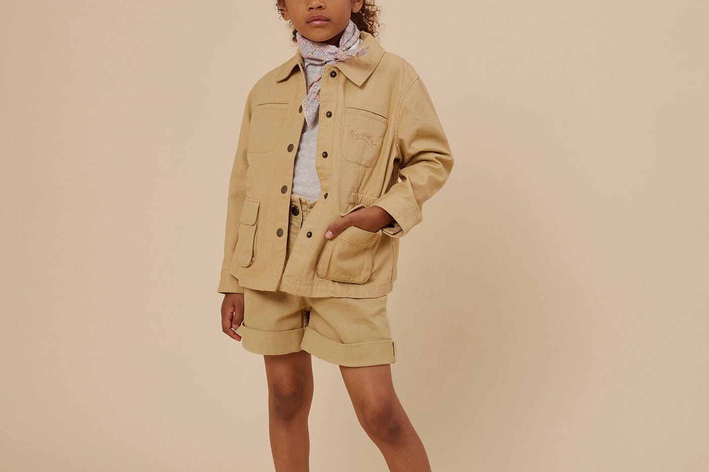 Verano 2024 look con chaqueta safari de niña