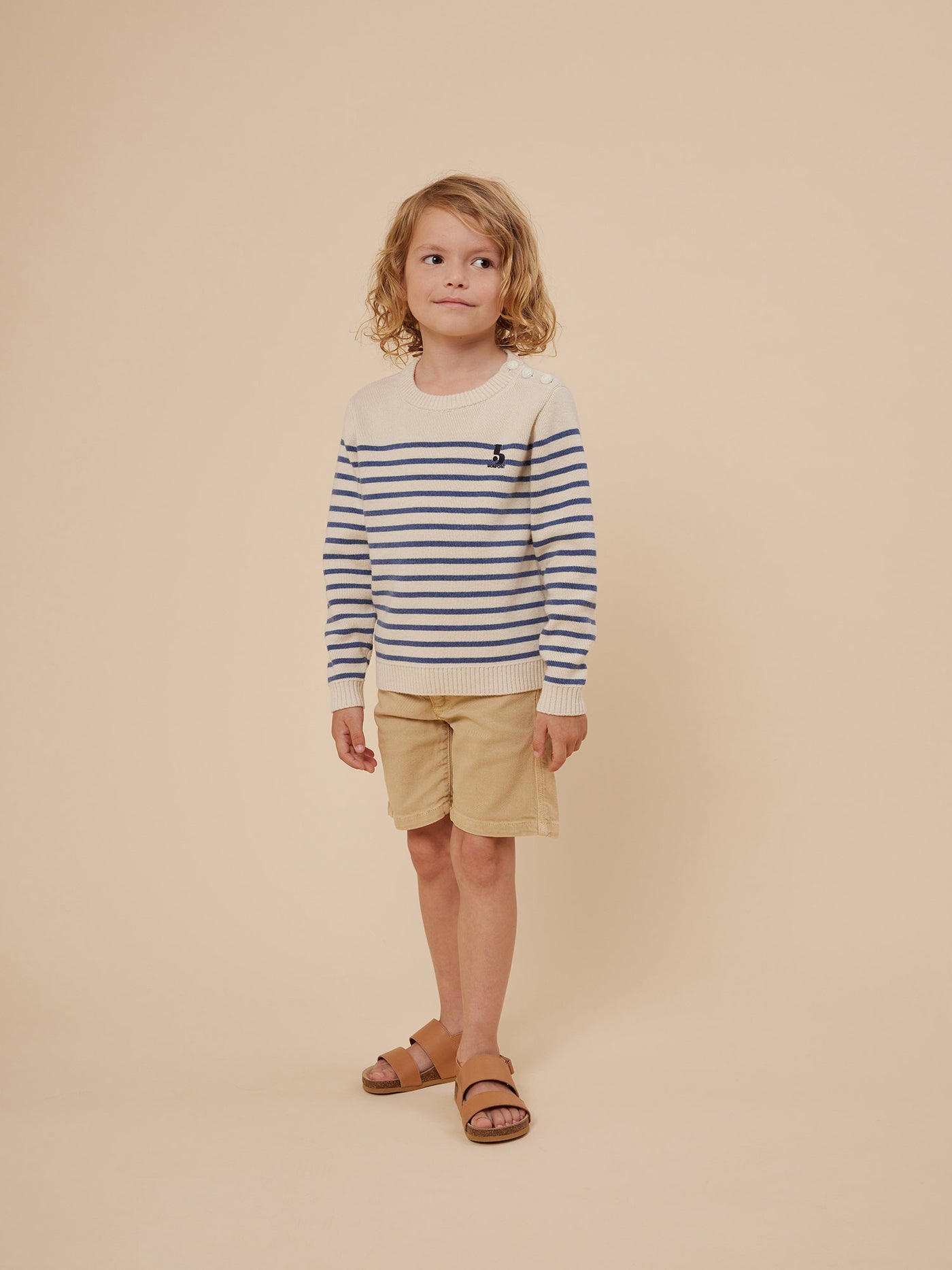 Verano 2024 look con jersey de rayas azul mar de niño