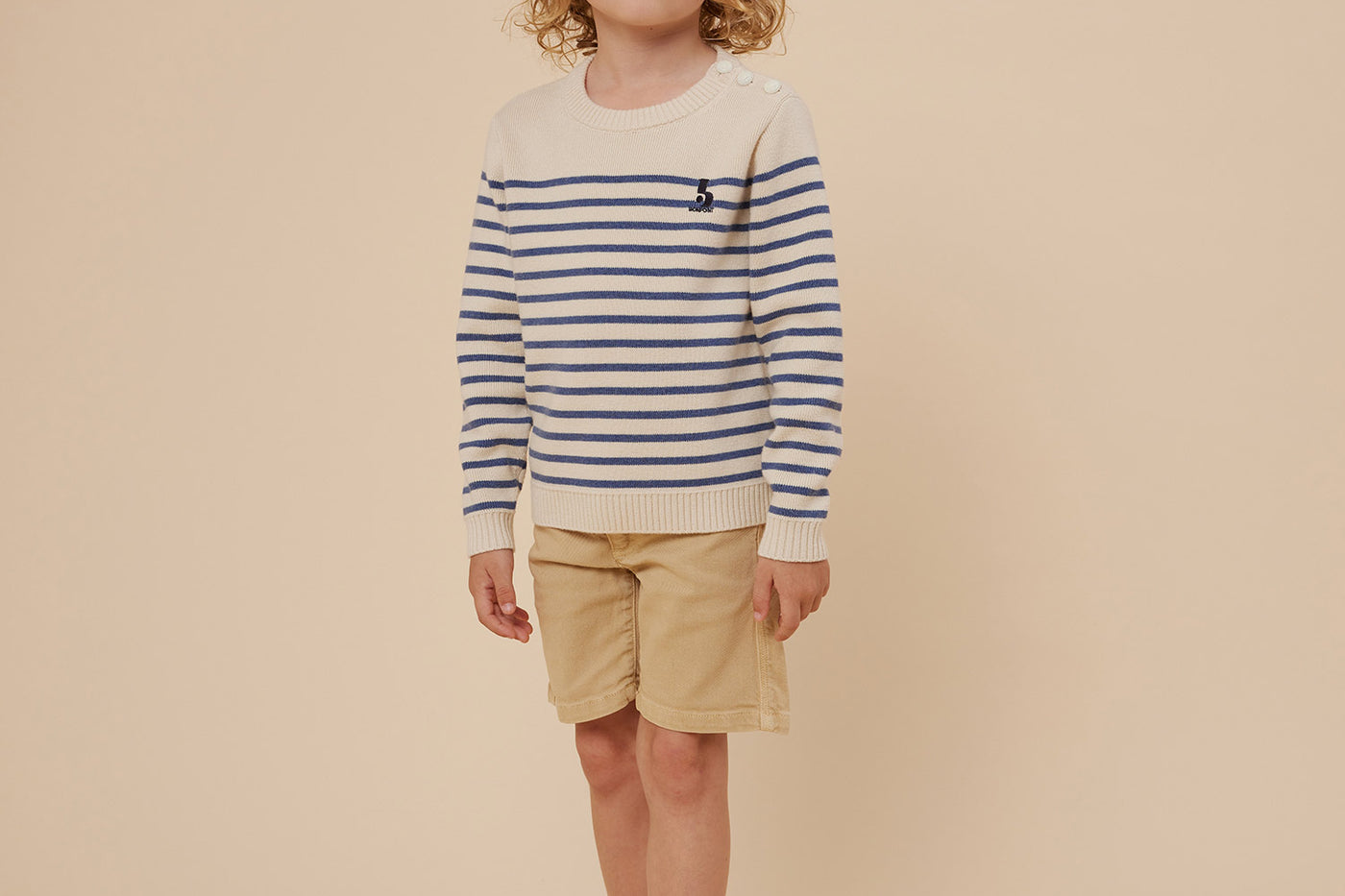 Verano 2024 look con jersey de rayas azul mar de niño