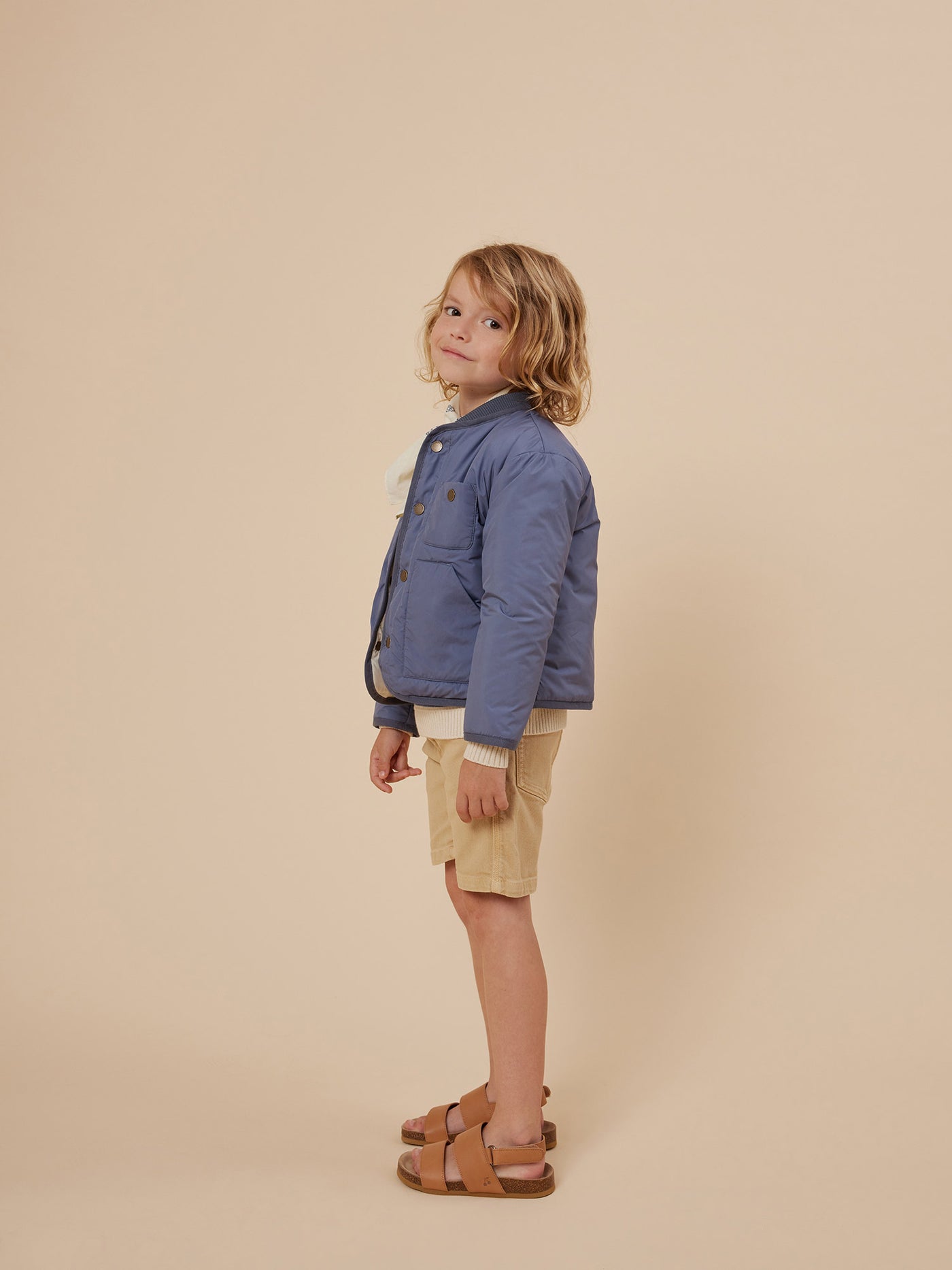 Verano 2024 look con chaqueta azul grisácea de niño