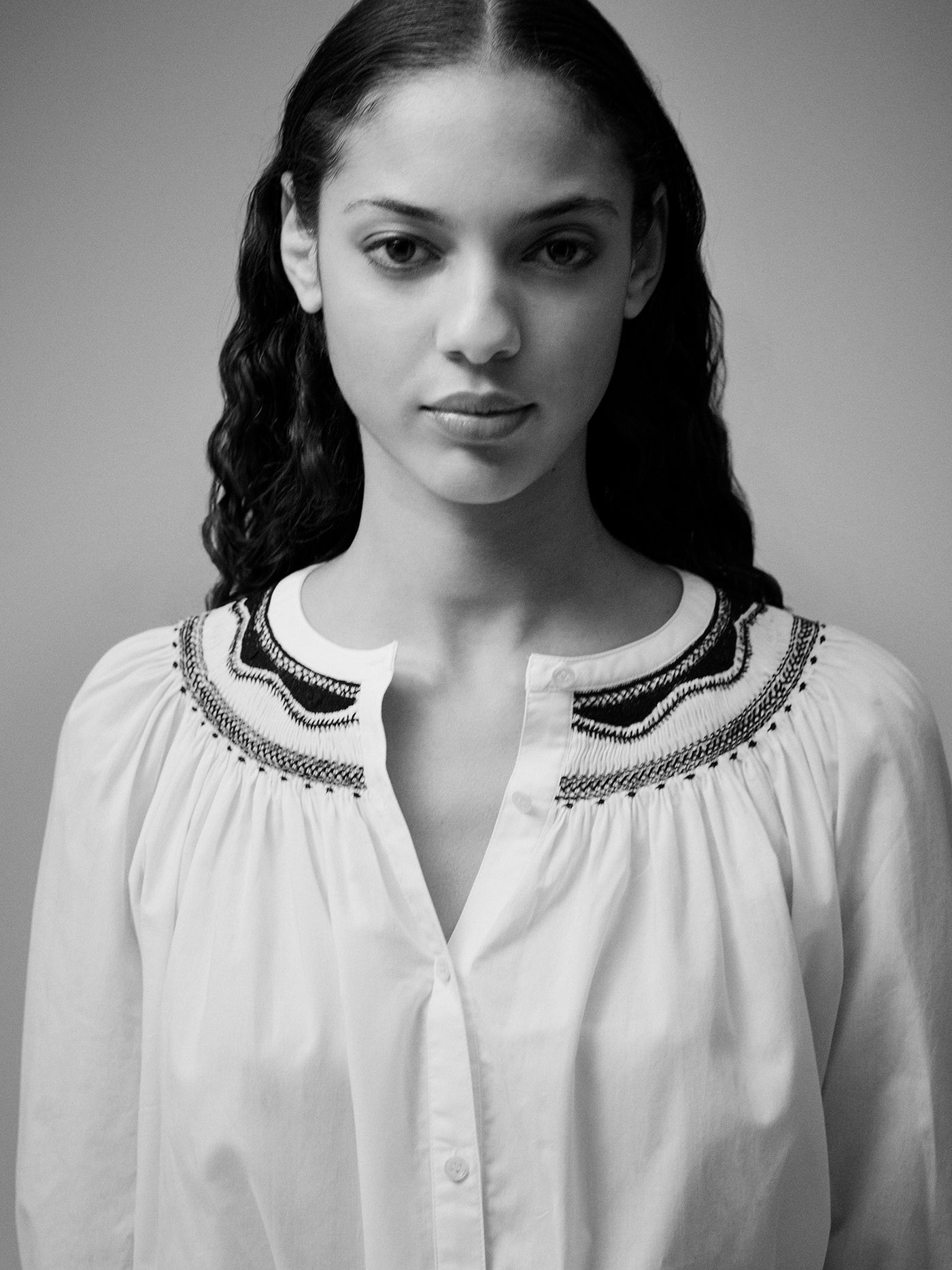 Verano 2025 look con blusa con punto smock de mujer