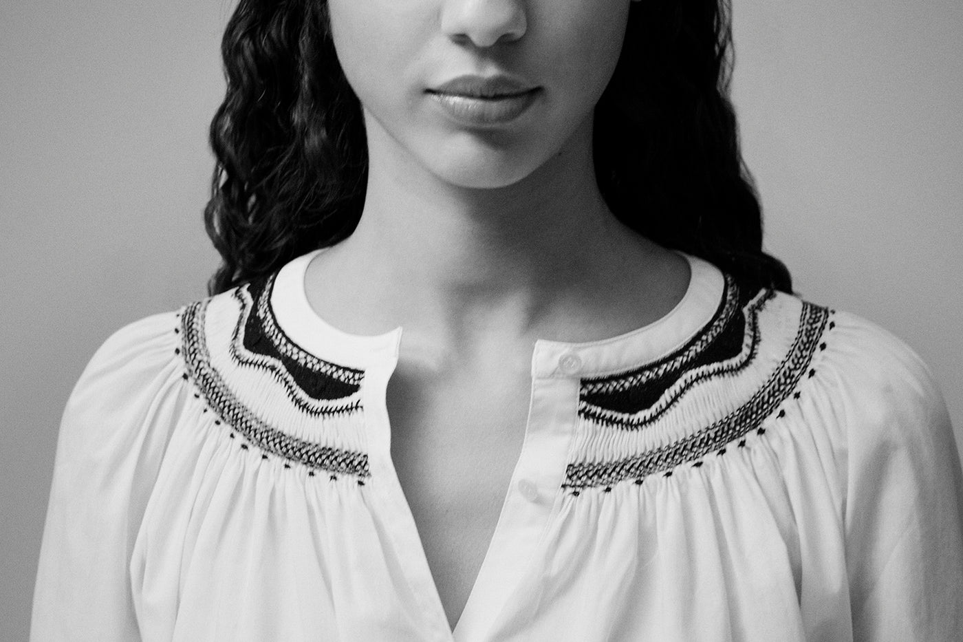 Verano 2025 look con blusa con punto smock de mujer