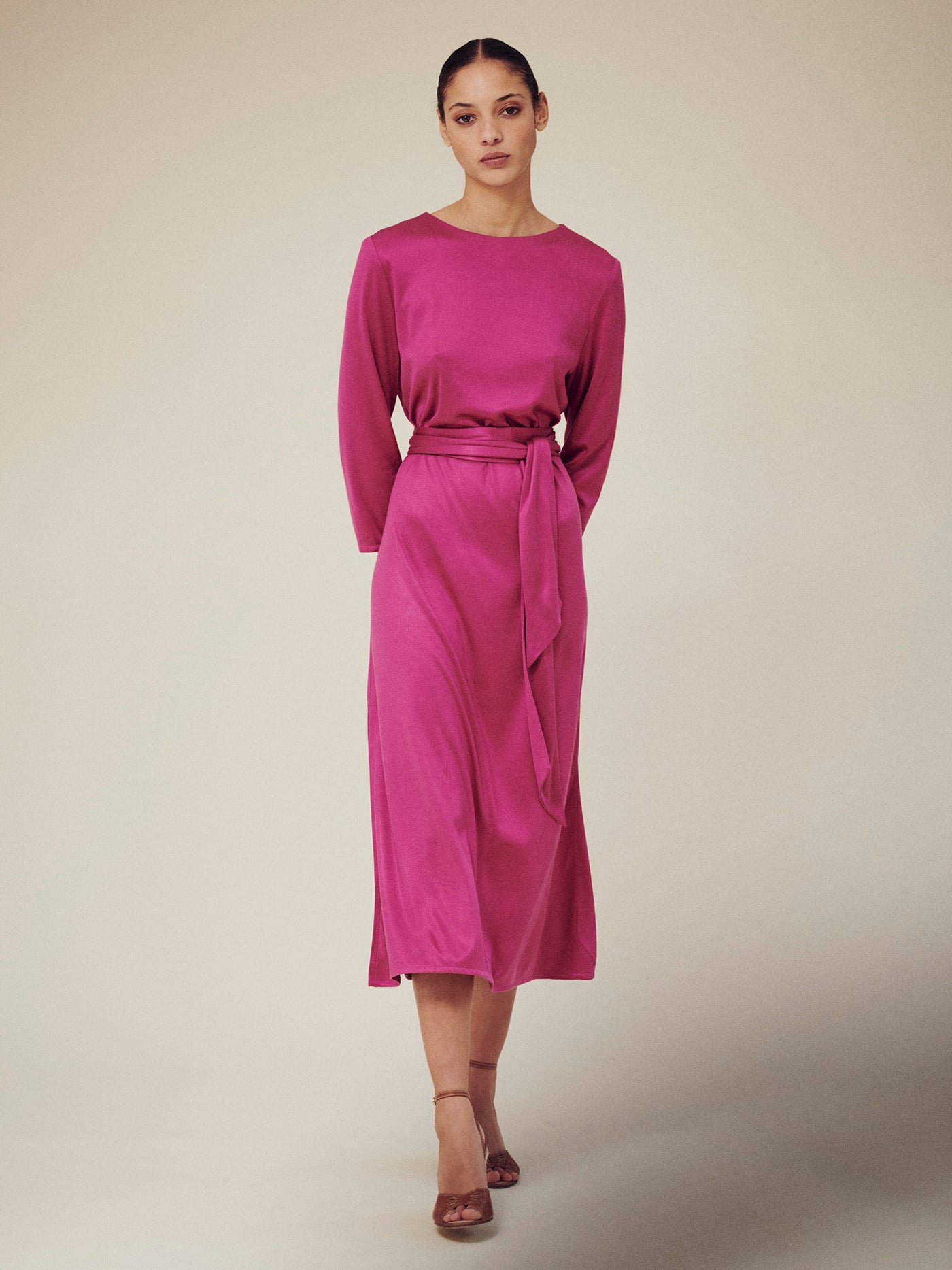 Verano 2025 look con vestido rosa fucsia de mujer