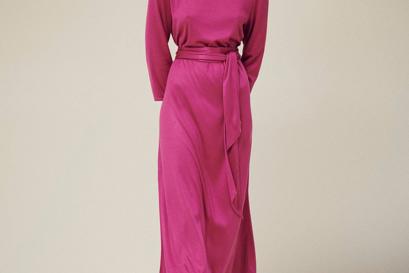 Women's summer look 2025 fuchsia pink dress