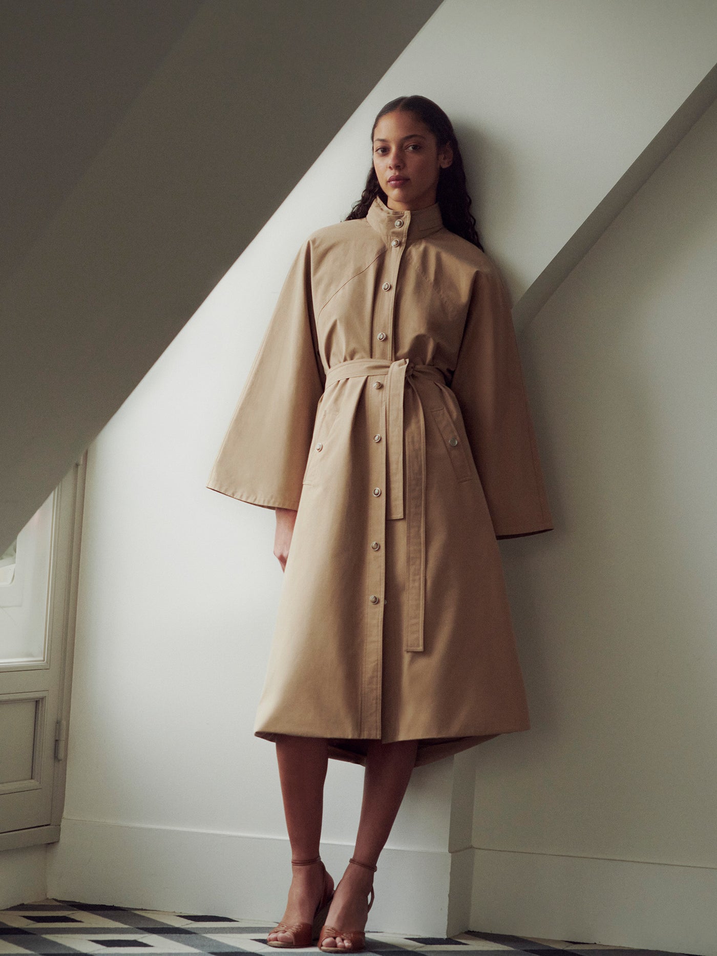 Verano 2025 look con abrigo beige de mujer