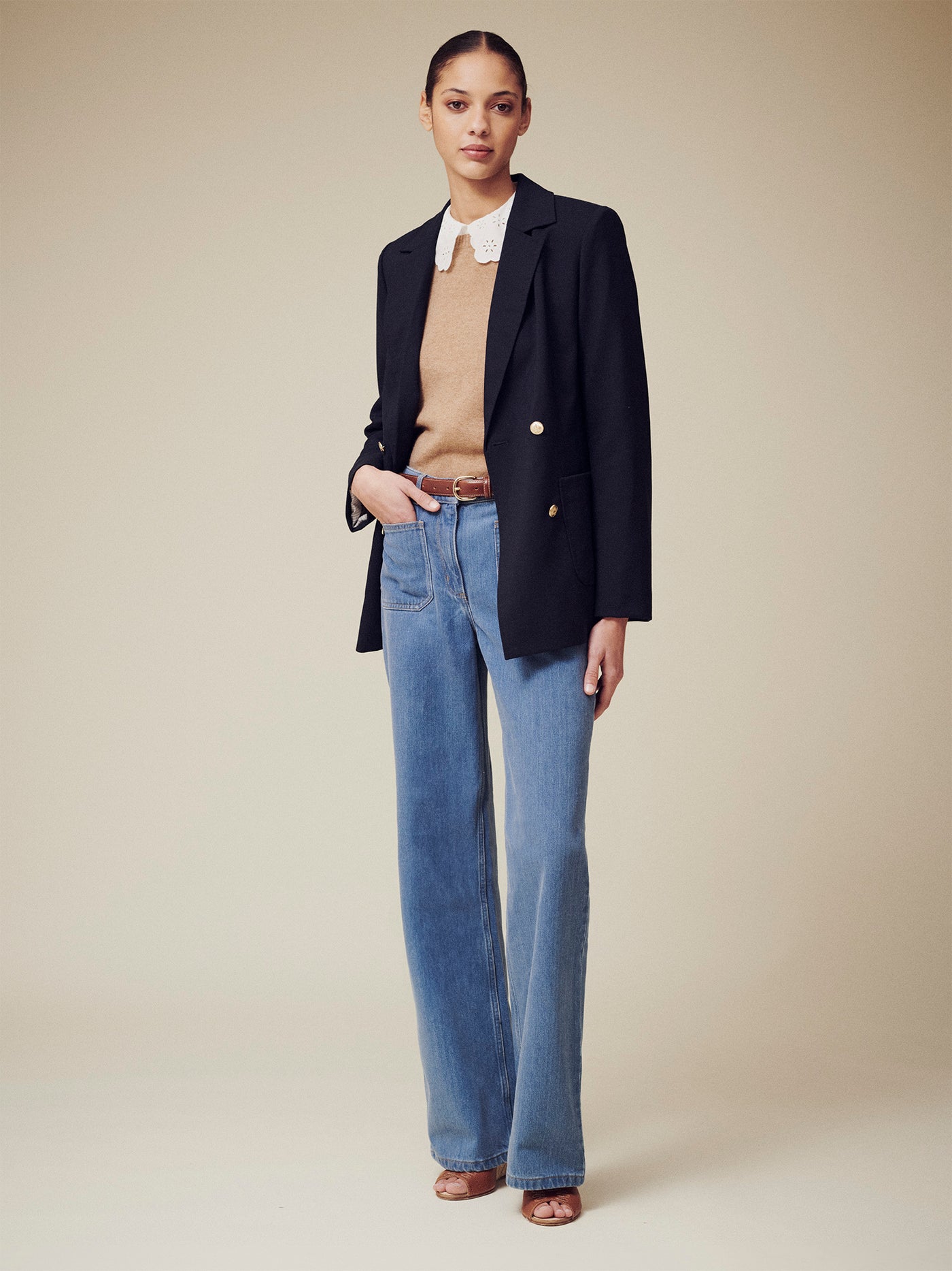Verano 2025 look con chaqueta azul marino de mujer