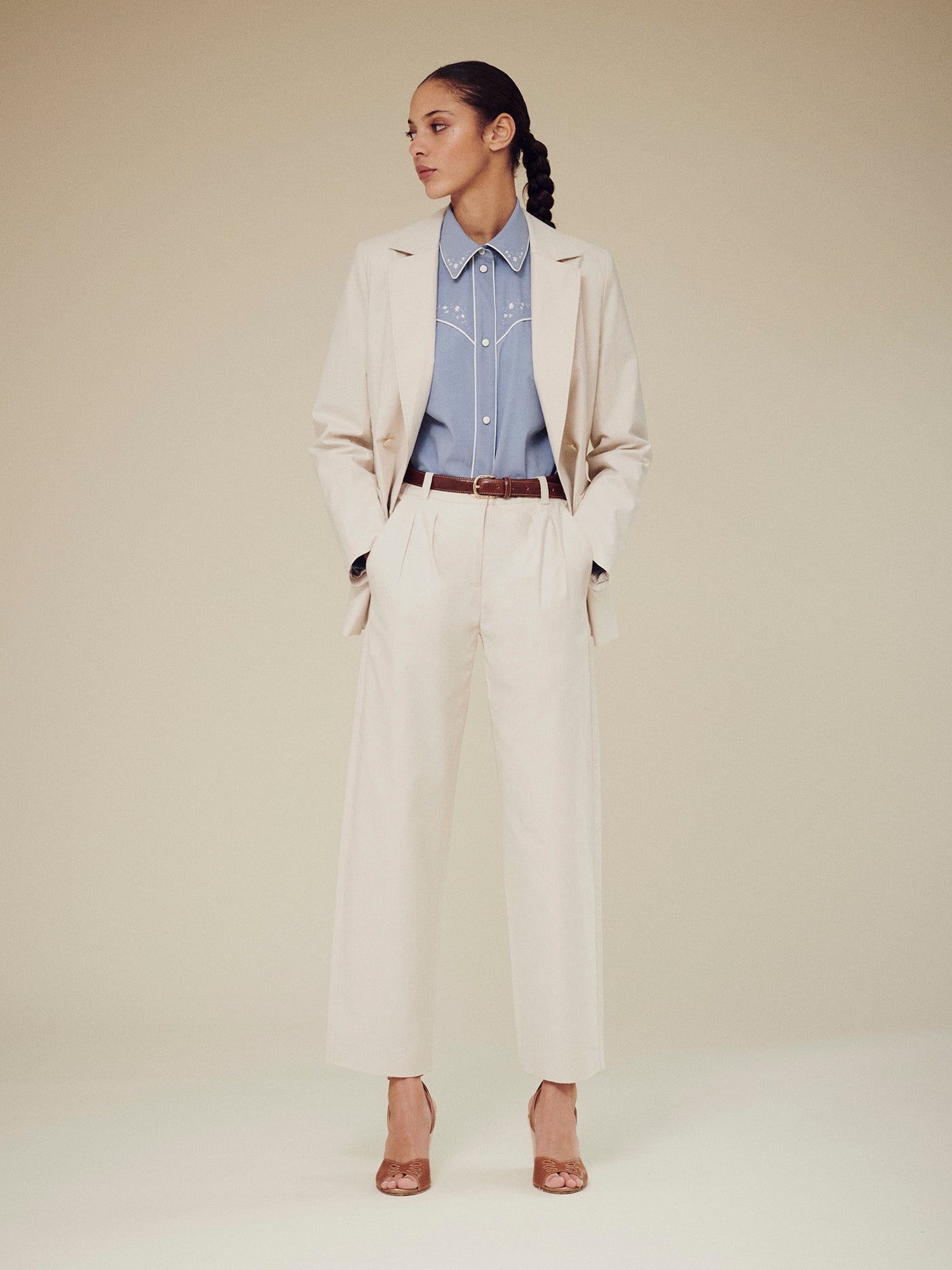 Verano 2025 look con conjunto blanco de mujer