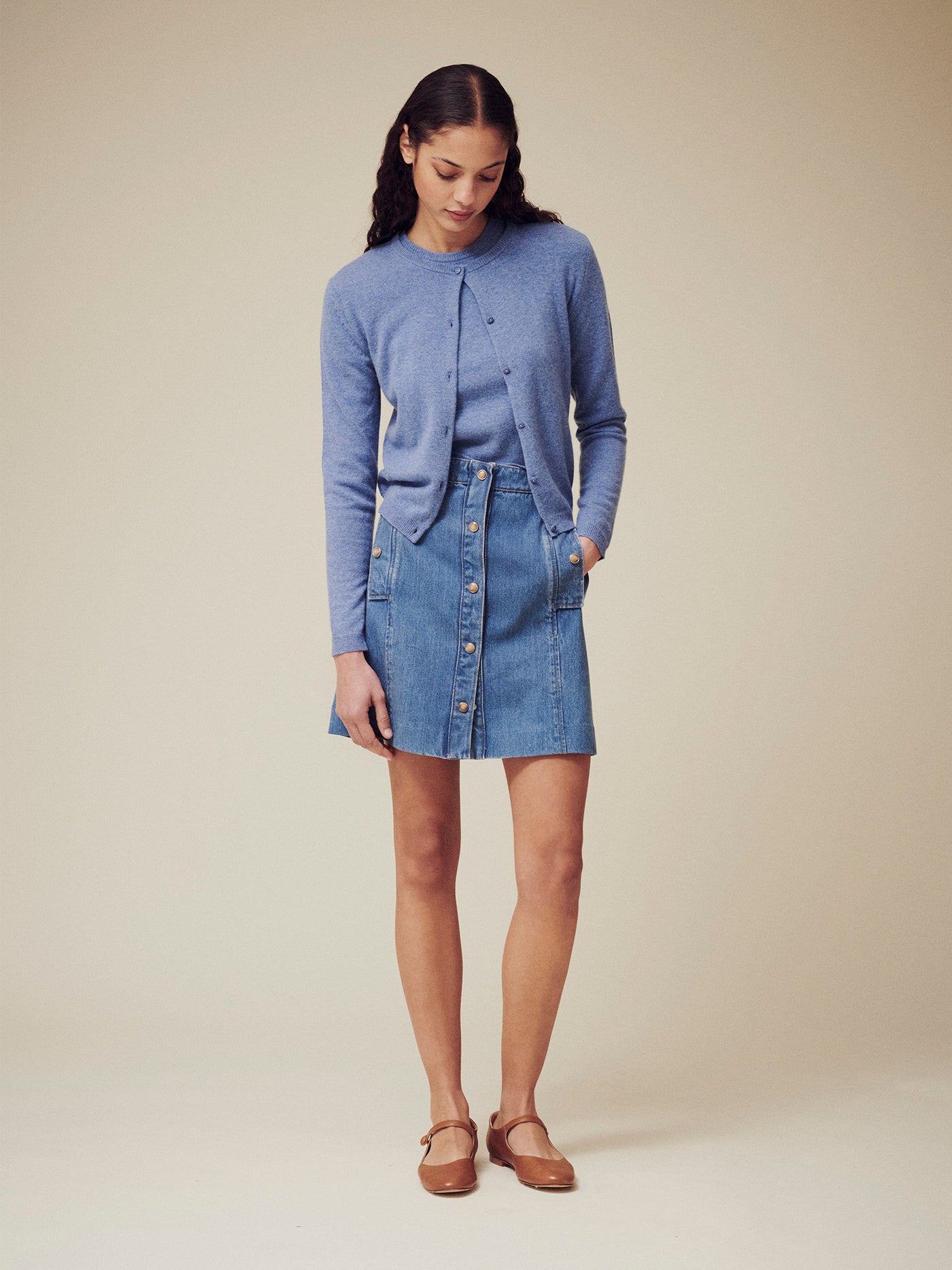 Verano 2025 look con falda vaquera de mujer