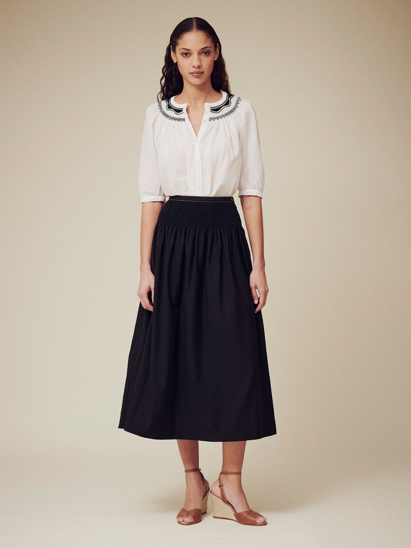 Verano 2025 look con falda negra de mujer