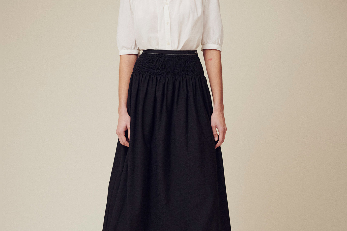 Verano 2025 look con falda negra de mujer