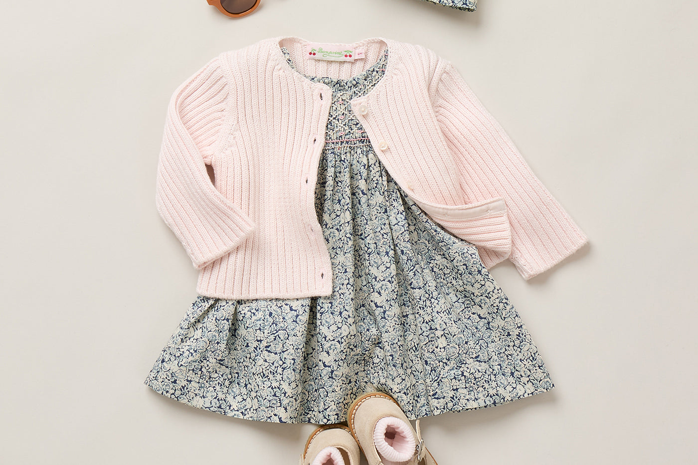 Look de bebé niña verano 2026 - Conjunto de vestido de tejido Liberty y sombrero