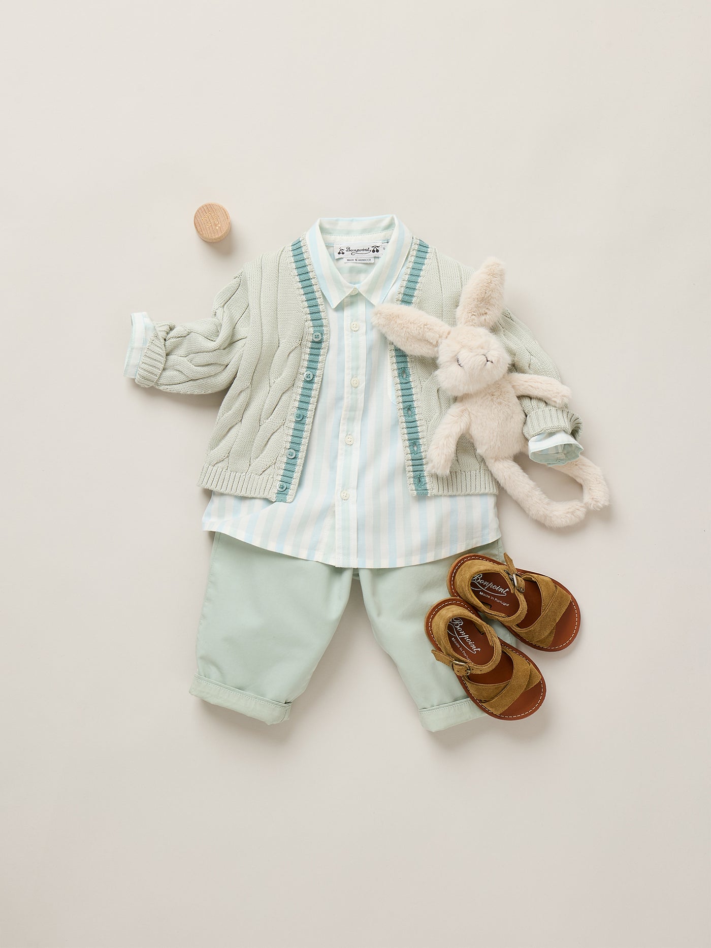 Baby-Jungen-Look Sommer 2026 – Hellgrüne Hose und Zopfstrickjacke