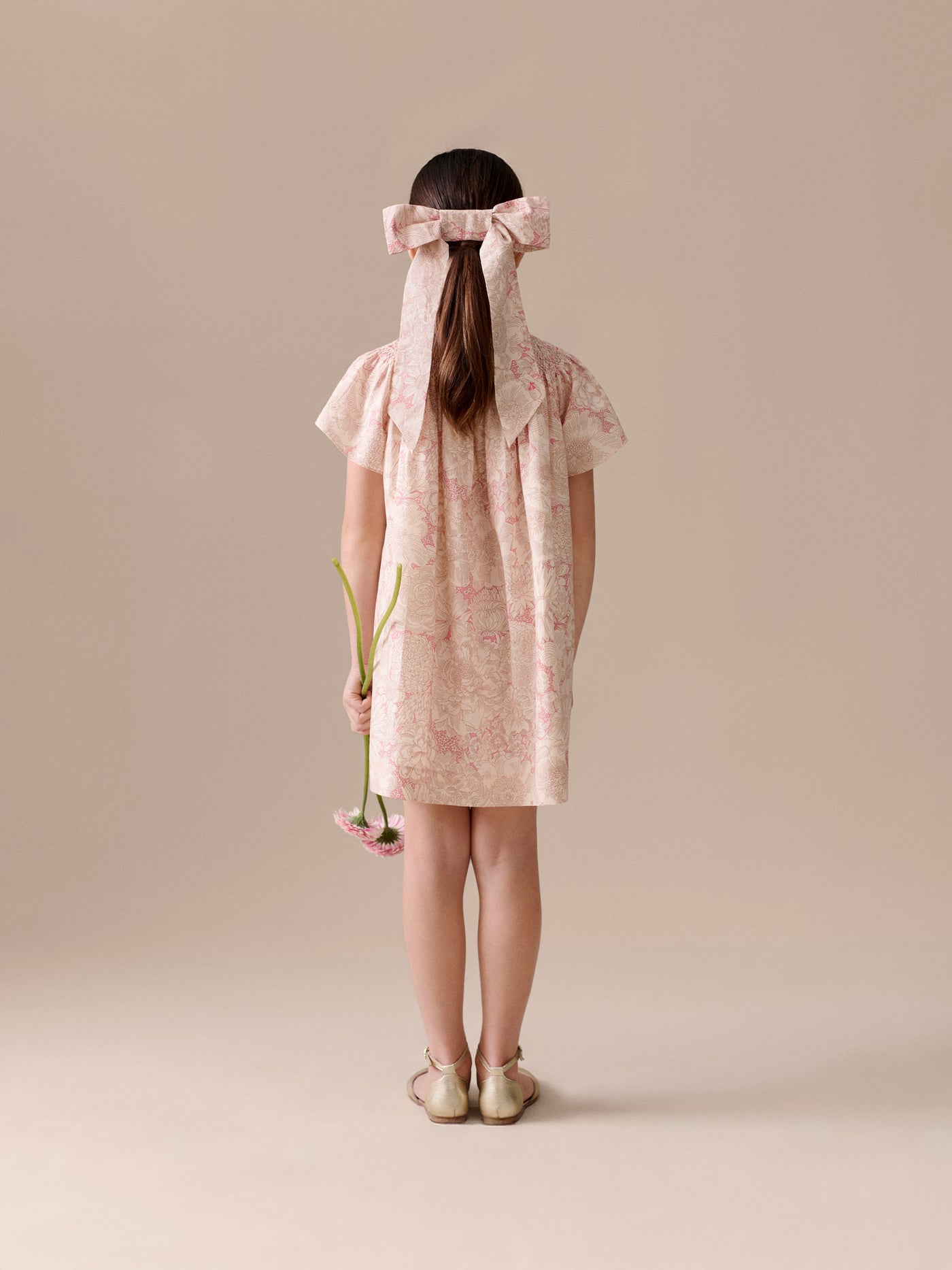Look cérémonie Fille Eté 2026 - Robe smockée brodée main en tissu Liberty