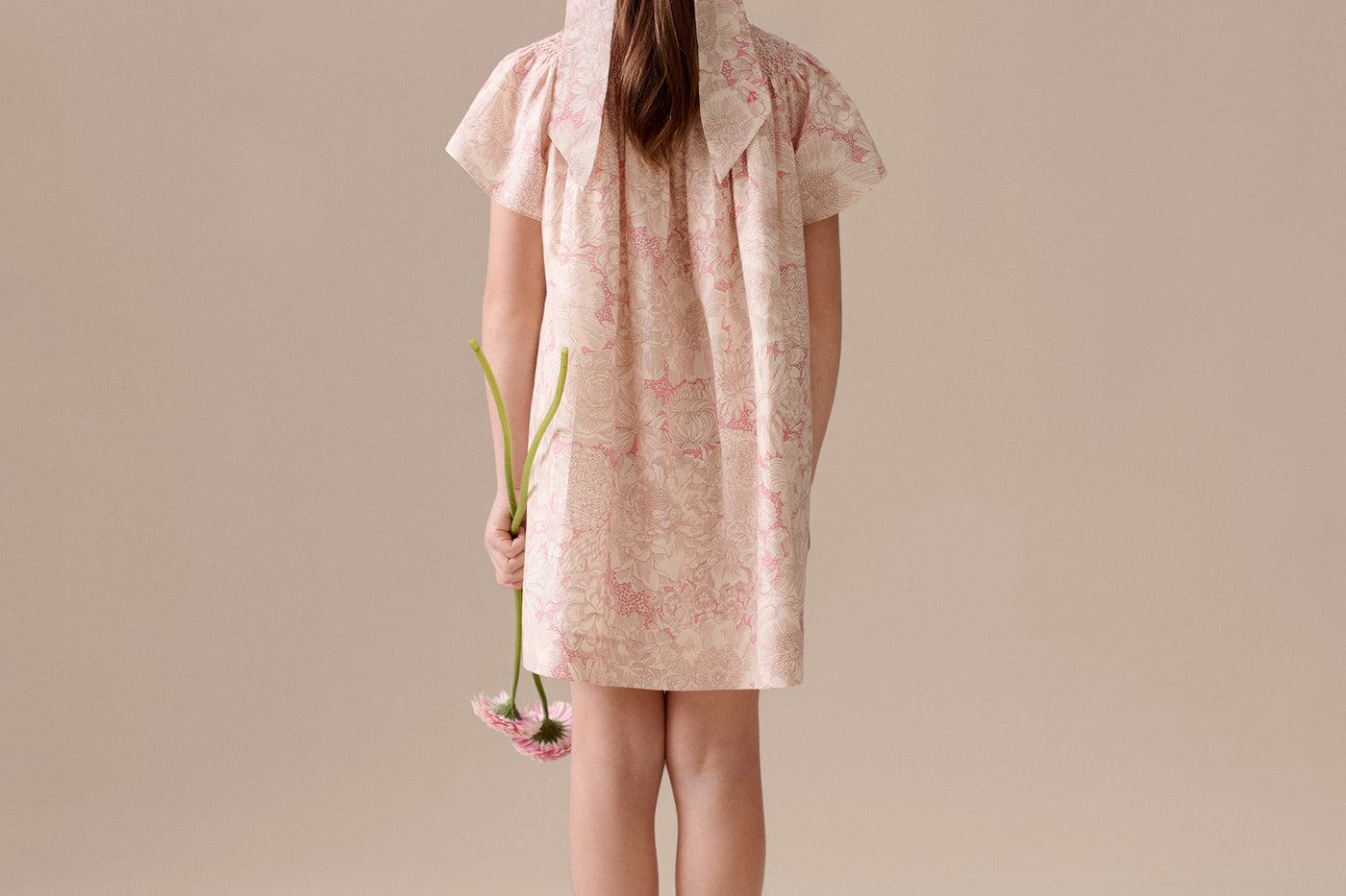 Look de ceremonia para niña verano 2026 - Vestido con punto smock bordado a mano en tejido Liberty