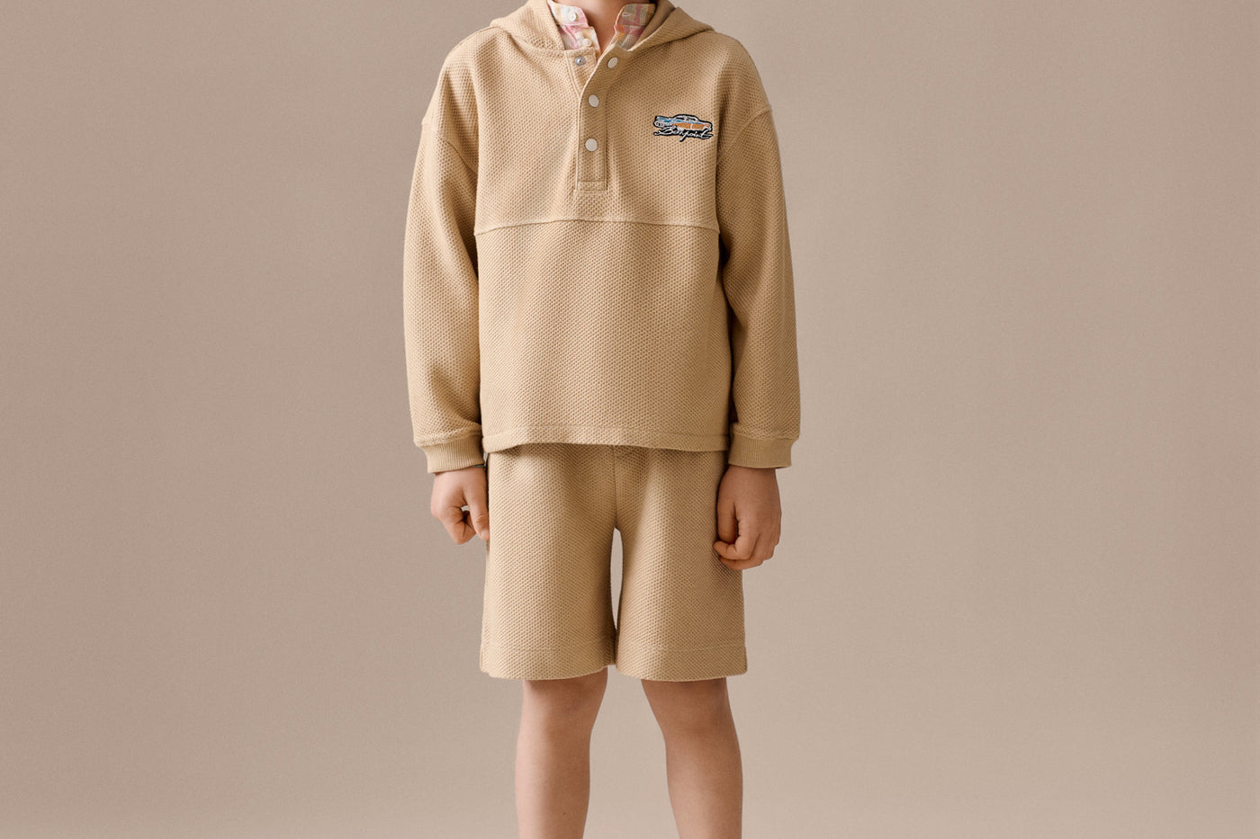 Look de niño verano 2026 - Sudadera con capucha beige