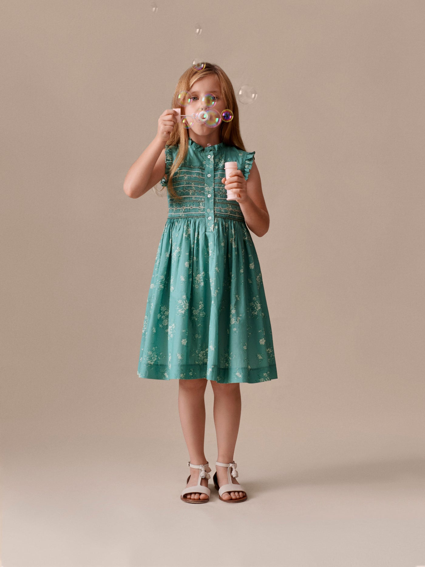 Look cérémonie Fille Eté 2026 - Robe smockée brodée main en tissu Liberty