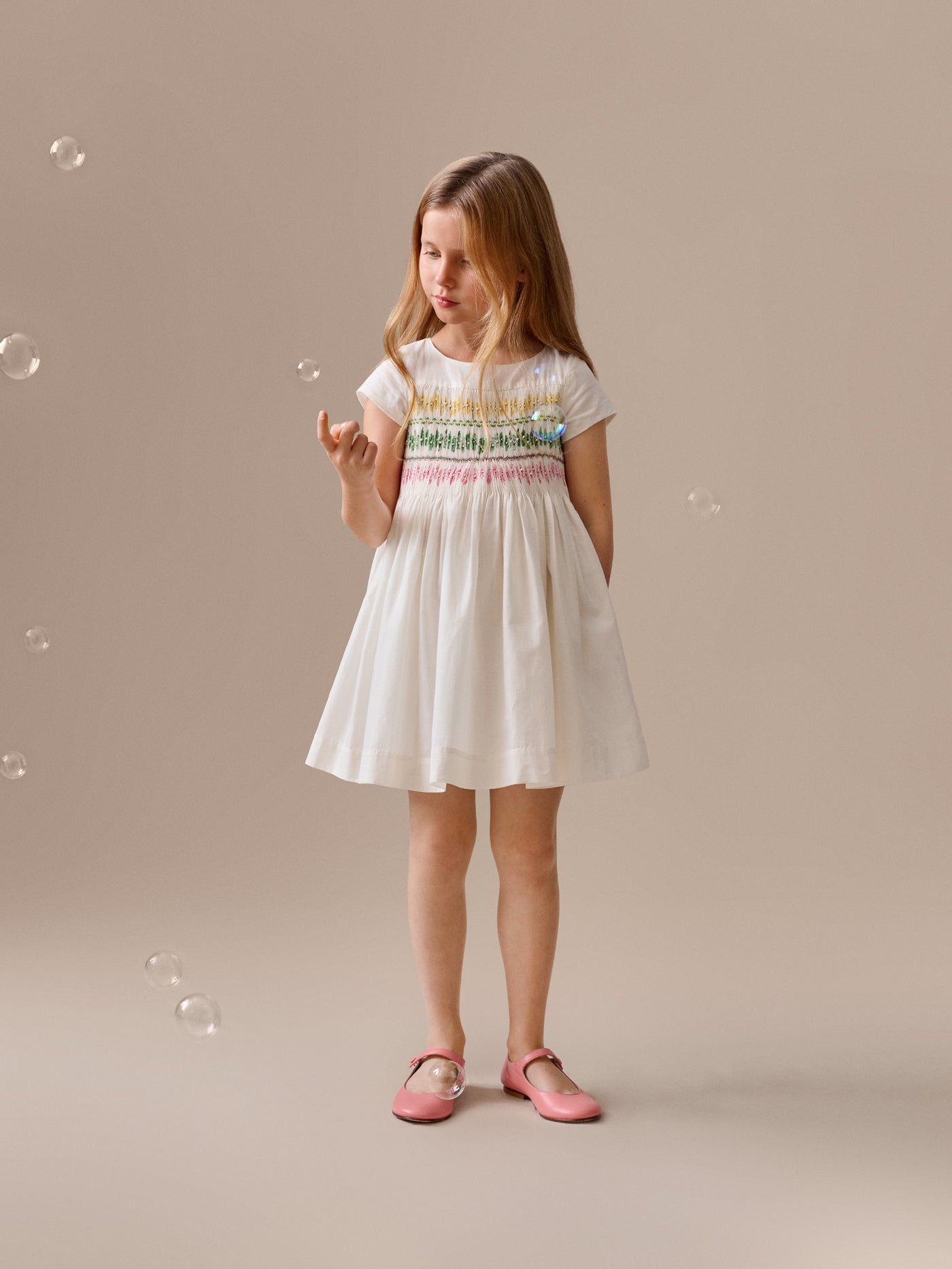 Look de ceremonia para niña verano 2026 - Vestido Duchesse tie-dye bordado a mano