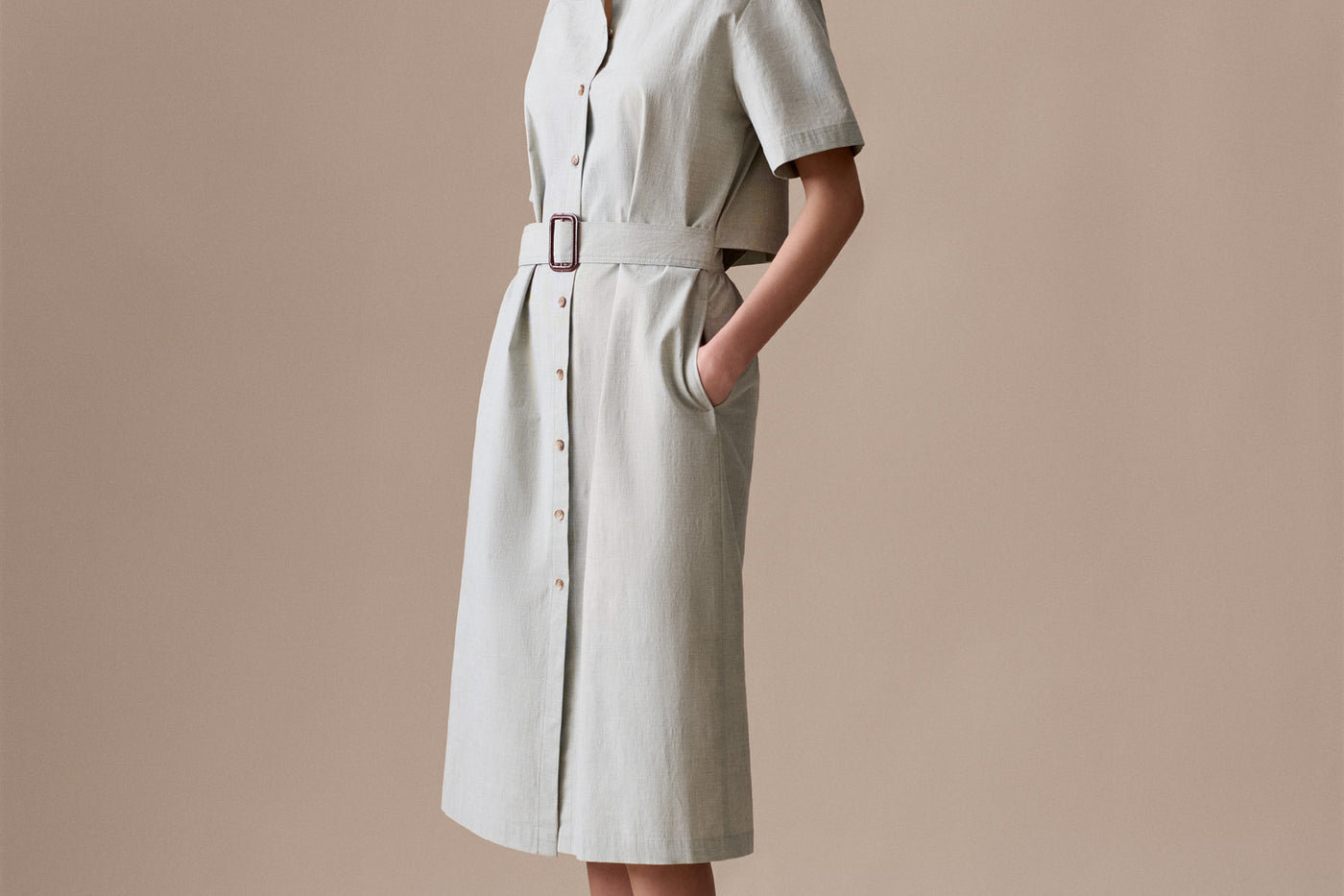 Look Mujer Verano 2026 - Vestido con cuello mao y abertura en la espalda