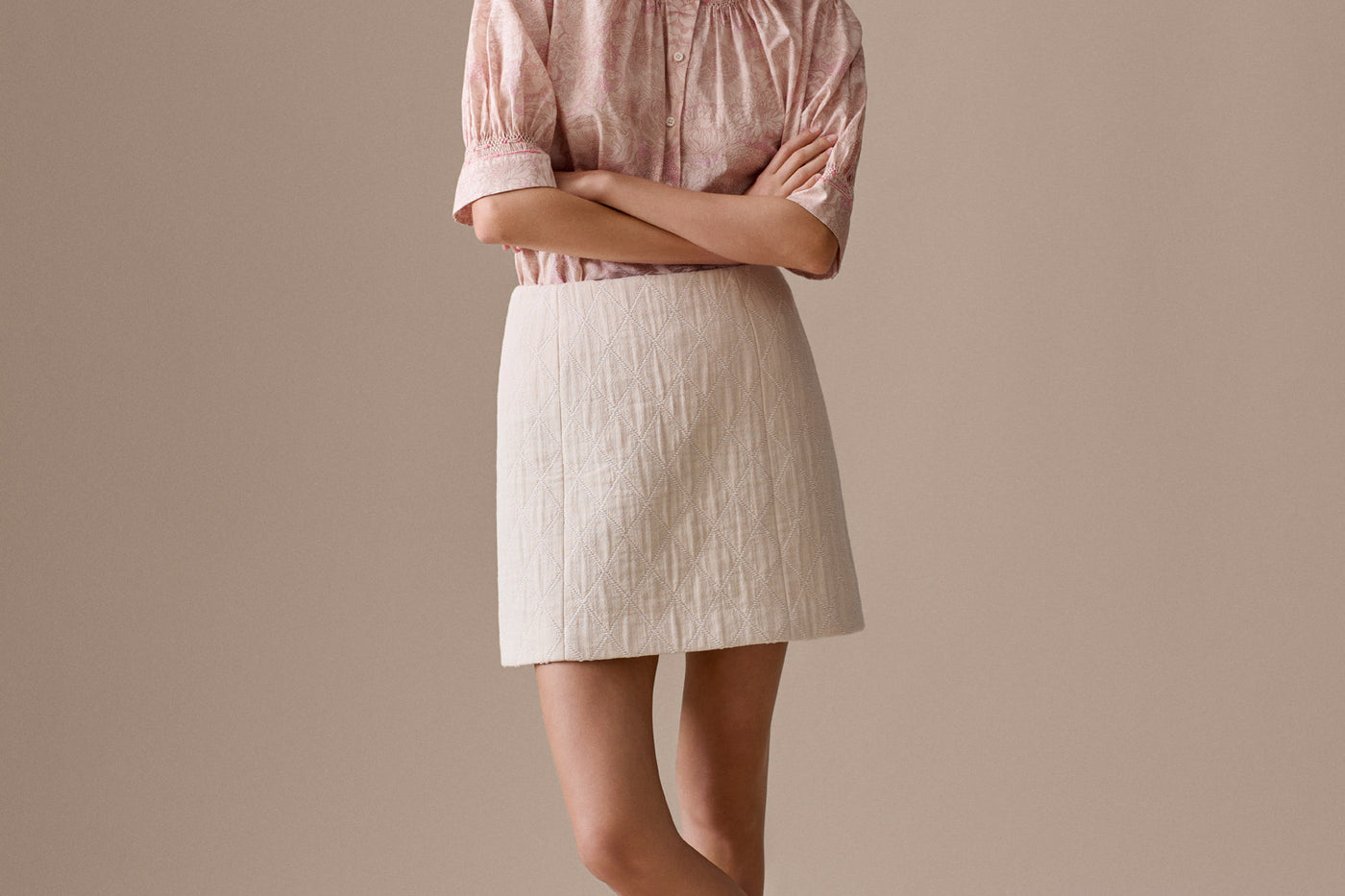 Look Mujer Verano 2026 - Blusa fruncida de tela Liberty