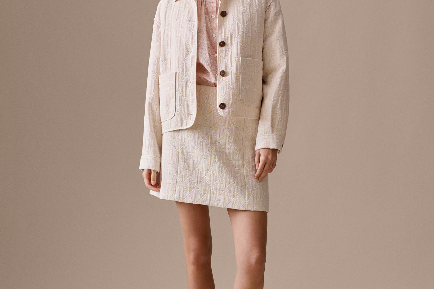 Look Mujer Verano 2026 - Chaqueta con bordado de cerezas