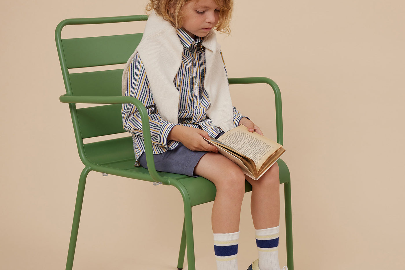 Verano 2024 look con camisa de rayas de niño
