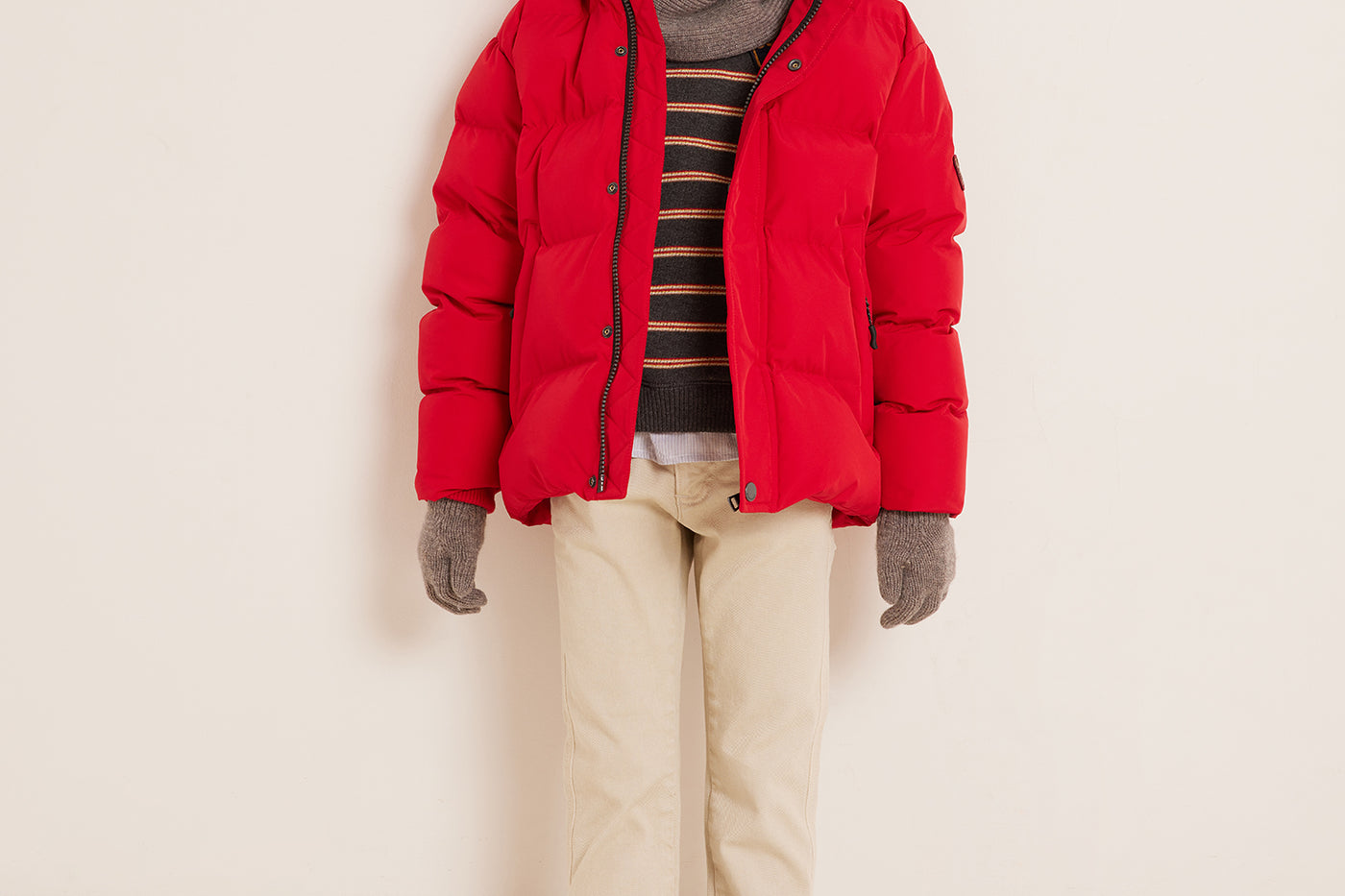 Invierno 2023 look con jersey de rayas de niño