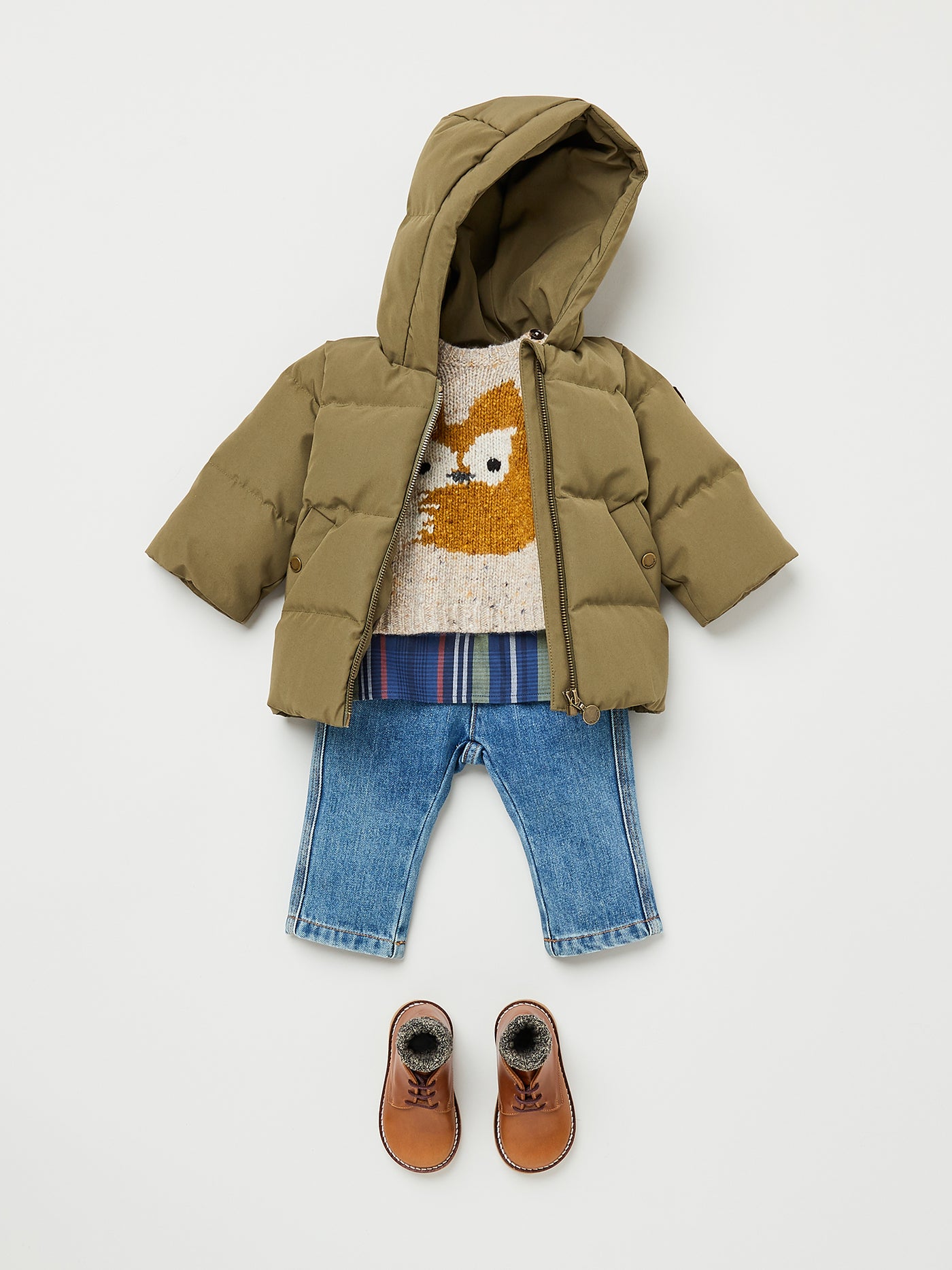Invierno 2023 look con jersey de bebé niño