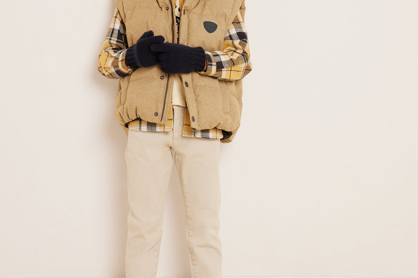 Invierno 2023 look con camisa de cuadros de niño