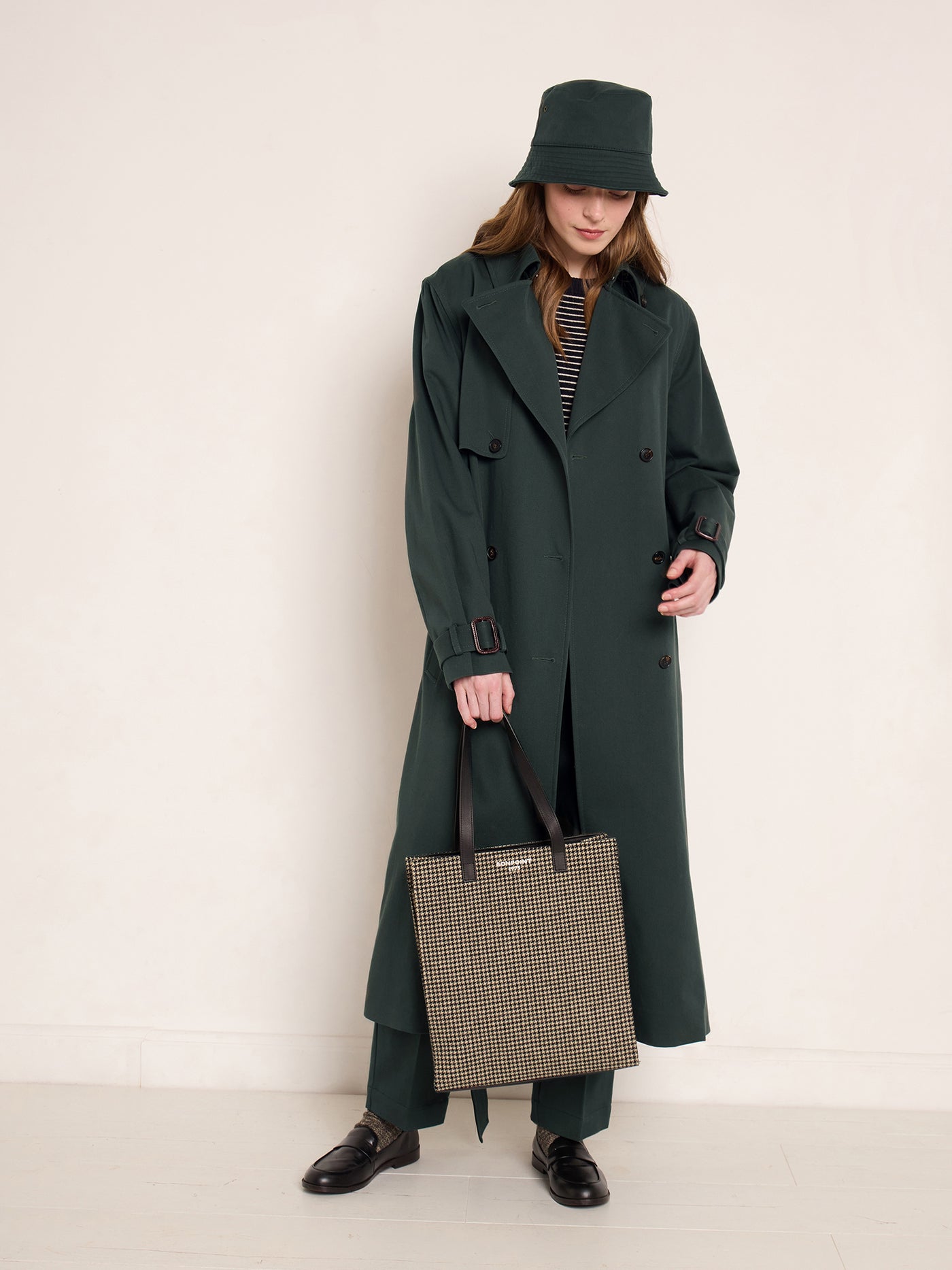 Invierno 2023 look con gabardina de mujer